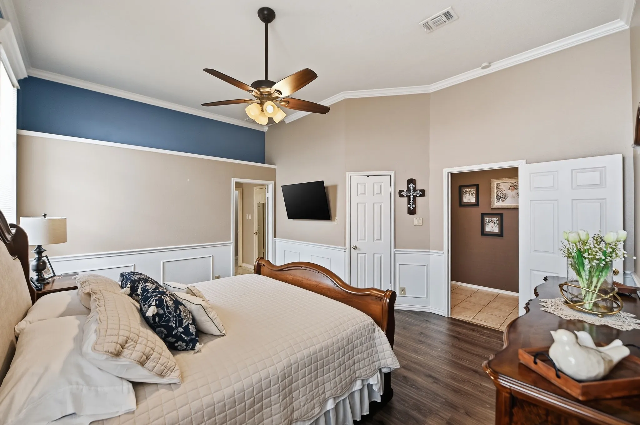 Single Family Residence For Sale in Bexar County , 2011 Chittim Trail Drive, San Antonio, Texas 78232, 4 Bedroom, 3 Bathroom, 2 Garage spaces, 2,693 Sqft, built in 1991, Price $450,000, mls#21351599, Real Estate Agent in San Antonio, Homes For Sale in Bexar county, Homes For Sale in San Antonio, Realtor in San Antonio Texas, Real Estate Brokerage Independent Realty Texas, Luminita Cordes Realtor