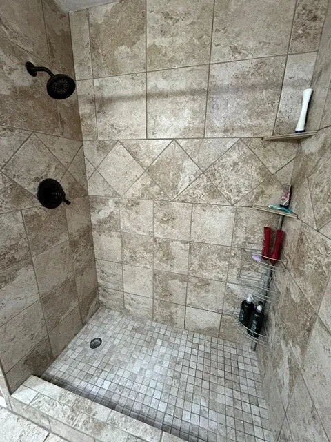 Easy  step in shower in the secondary bathroom.