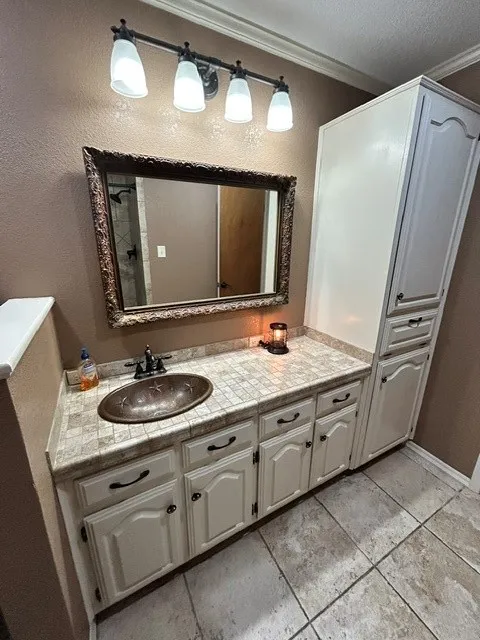 This is a lovely secondary bathroom.