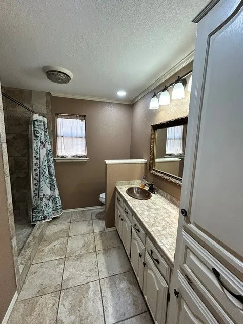 Great looking tile in this bathroom.