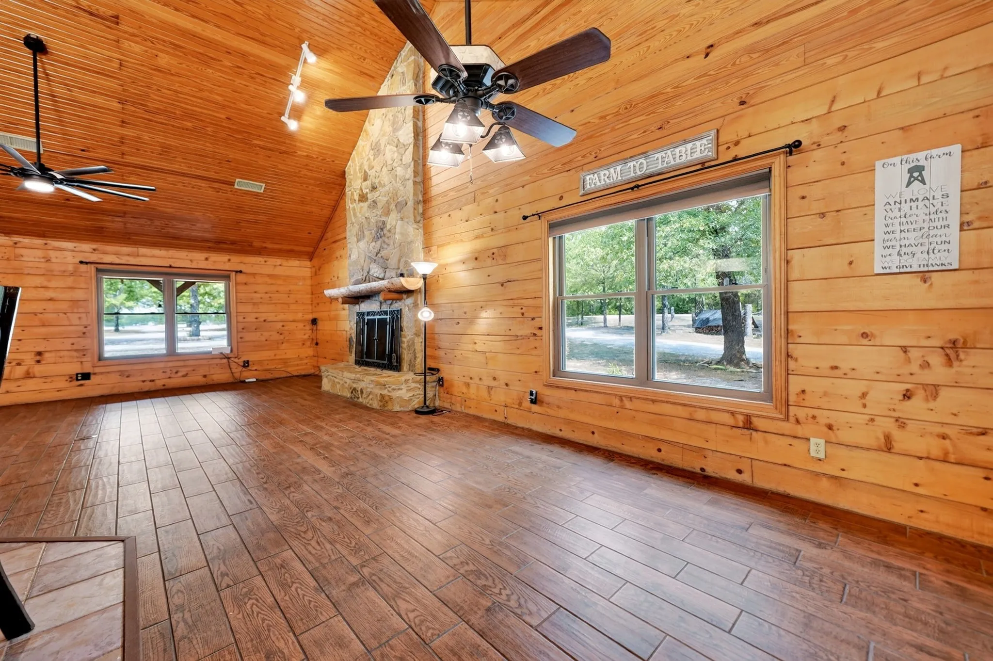 Single Family Residence For Sale in Hunt County , 7223 Fm 2101, Quinlan, Texas 75474, 3 Bedroom, 3 Bathroom, Garage spaces, 2,160 Sqft, built in 1998, mls#21346307, Real Estate Agent in Quinlan, Homes For Sale in Hunt county, Homes For Sale in Quinlan, Realtor in Quinlan Texas, Real Estate Brokerage Independent Realty Texas, Luminita Cordes Realtor