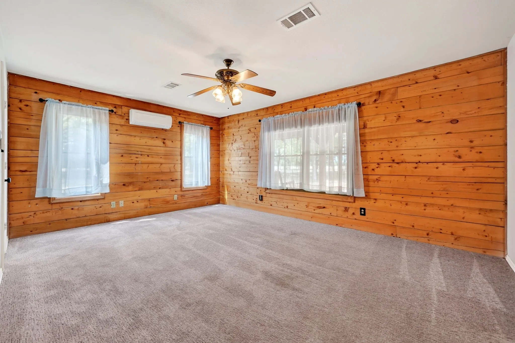 Single Family Residence For Sale in Hunt County , 7223 Fm 2101, Quinlan, Texas 75474, 3 Bedroom, 3 Bathroom, Garage spaces, 2,160 Sqft, built in 1998, mls#21346307, Real Estate Agent in Quinlan, Homes For Sale in Hunt county, Homes For Sale in Quinlan, Realtor in Quinlan Texas, Real Estate Brokerage Independent Realty Texas, Luminita Cordes Realtor