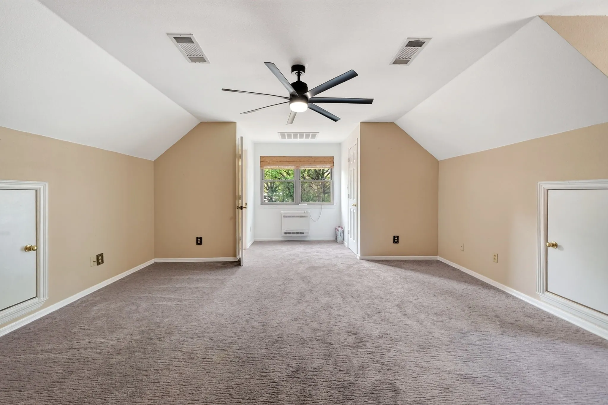 Single Family Residence For Sale in Hunt County , 7223 Fm 2101, Quinlan, Texas 75474, 3 Bedroom, 3 Bathroom, Garage spaces, 2,160 Sqft, built in 1998, mls#21346307, Real Estate Agent in Quinlan, Homes For Sale in Hunt county, Homes For Sale in Quinlan, Realtor in Quinlan Texas, Real Estate Brokerage Independent Realty Texas, Luminita Cordes Realtor
