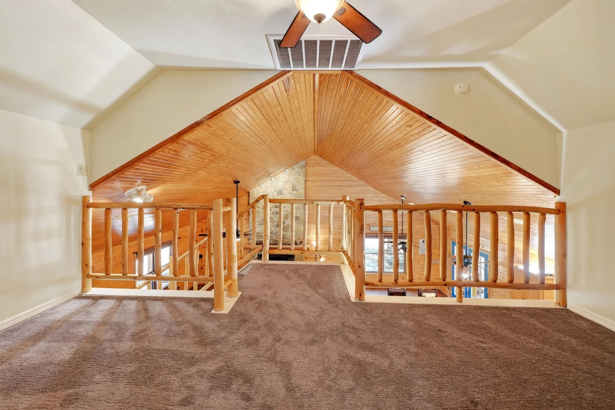 Single Family Residence For Sale in Hunt County , 7223 Fm 2101, Quinlan, Texas 75474, 3 Bedroom, 3 Bathroom, Garage spaces, 2,160 Sqft, built in 1998, mls#21346307, Real Estate Agent in Quinlan, Homes For Sale in Hunt county, Homes For Sale in Quinlan, Realtor in Quinlan Texas, Real Estate Brokerage Independent Realty Texas, Luminita Cordes Realtor
