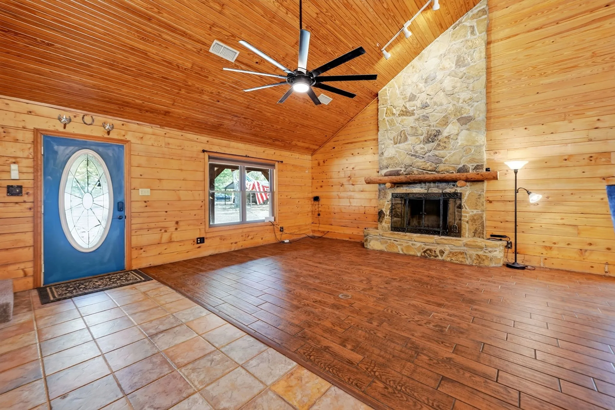 Single Family Residence For Sale in Hunt County , 7223 Fm 2101, Quinlan, Texas 75474, 3 Bedroom, 3 Bathroom, Garage spaces, 2,160 Sqft, built in 1998, mls#21346307, Real Estate Agent in Quinlan, Homes For Sale in Hunt county, Homes For Sale in Quinlan, Realtor in Quinlan Texas, Real Estate Brokerage Independent Realty Texas, Luminita Cordes Realtor