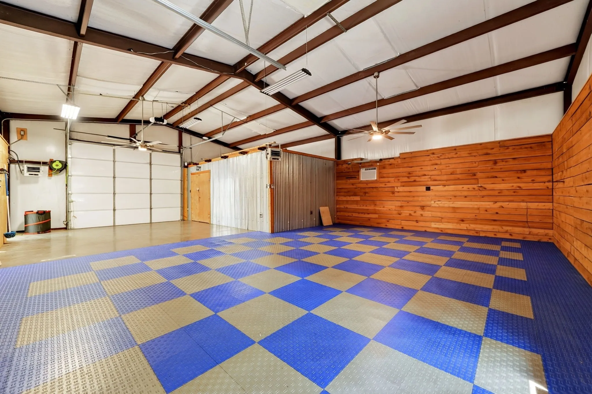 Single Family Residence For Sale in Hunt County , 7223 Fm 2101, Quinlan, Texas 75474, 3 Bedroom, 3 Bathroom, Garage spaces, 2,160 Sqft, built in 1998, mls#21346307, Real Estate Agent in Quinlan, Homes For Sale in Hunt county, Homes For Sale in Quinlan, Realtor in Quinlan Texas, Real Estate Brokerage Independent Realty Texas, Luminita Cordes Realtor