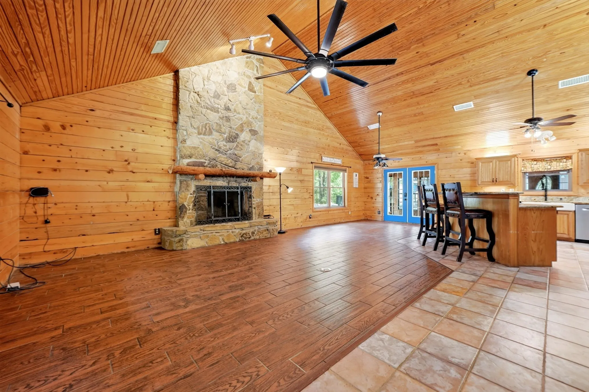 Single Family Residence For Sale in Hunt County , 7223 Fm 2101, Quinlan, Texas 75474, 3 Bedroom, 3 Bathroom, Garage spaces, 2,160 Sqft, built in 1998, mls#21346307, Real Estate Agent in Quinlan, Homes For Sale in Hunt county, Homes For Sale in Quinlan, Realtor in Quinlan Texas, Real Estate Brokerage Independent Realty Texas, Luminita Cordes Realtor