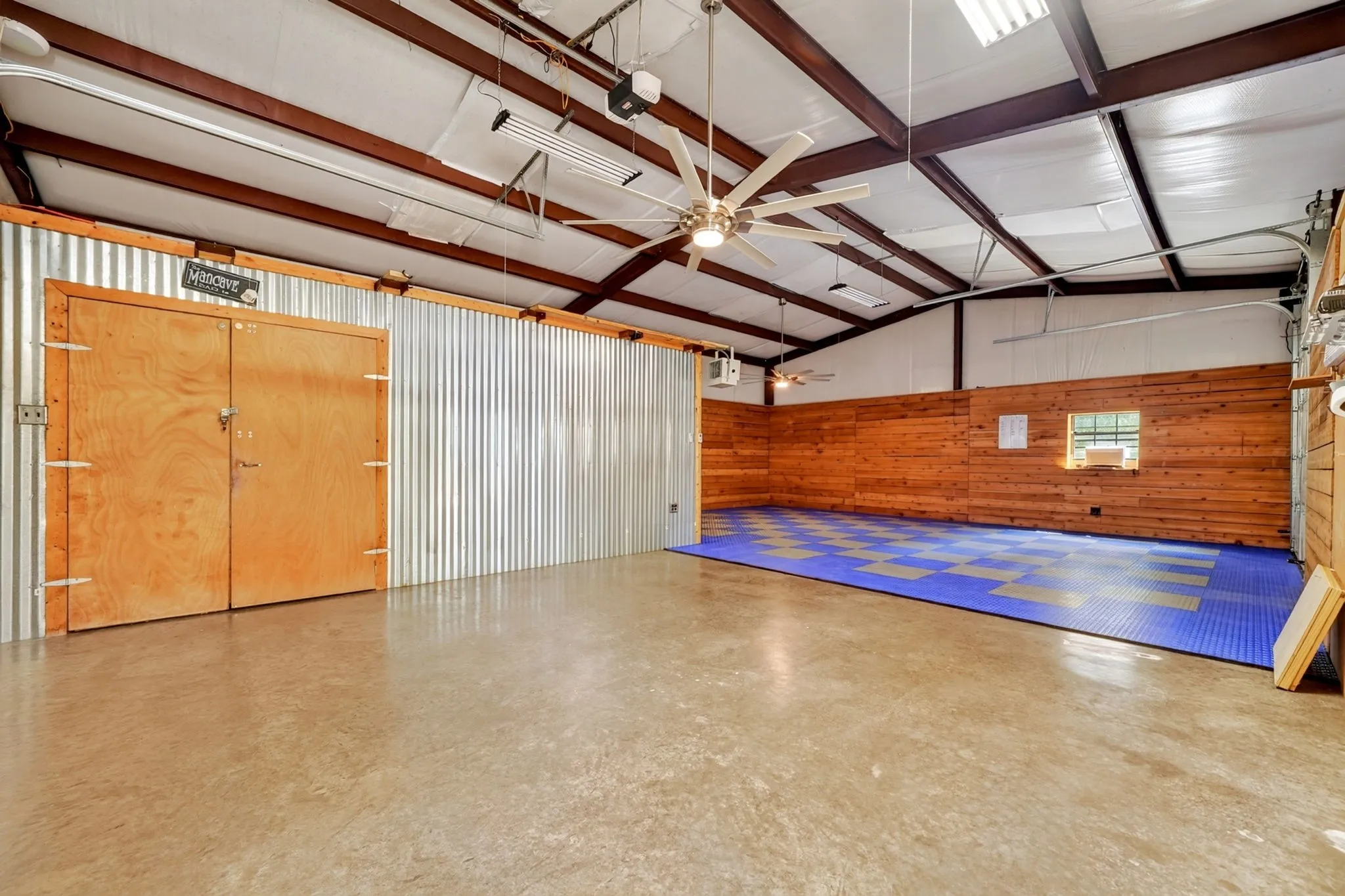 Single Family Residence For Sale in Hunt County , 7223 Fm 2101, Quinlan, Texas 75474, 3 Bedroom, 3 Bathroom, Garage spaces, 2,160 Sqft, built in 1998, mls#21346307, Real Estate Agent in Quinlan, Homes For Sale in Hunt county, Homes For Sale in Quinlan, Realtor in Quinlan Texas, Real Estate Brokerage Independent Realty Texas, Luminita Cordes Realtor