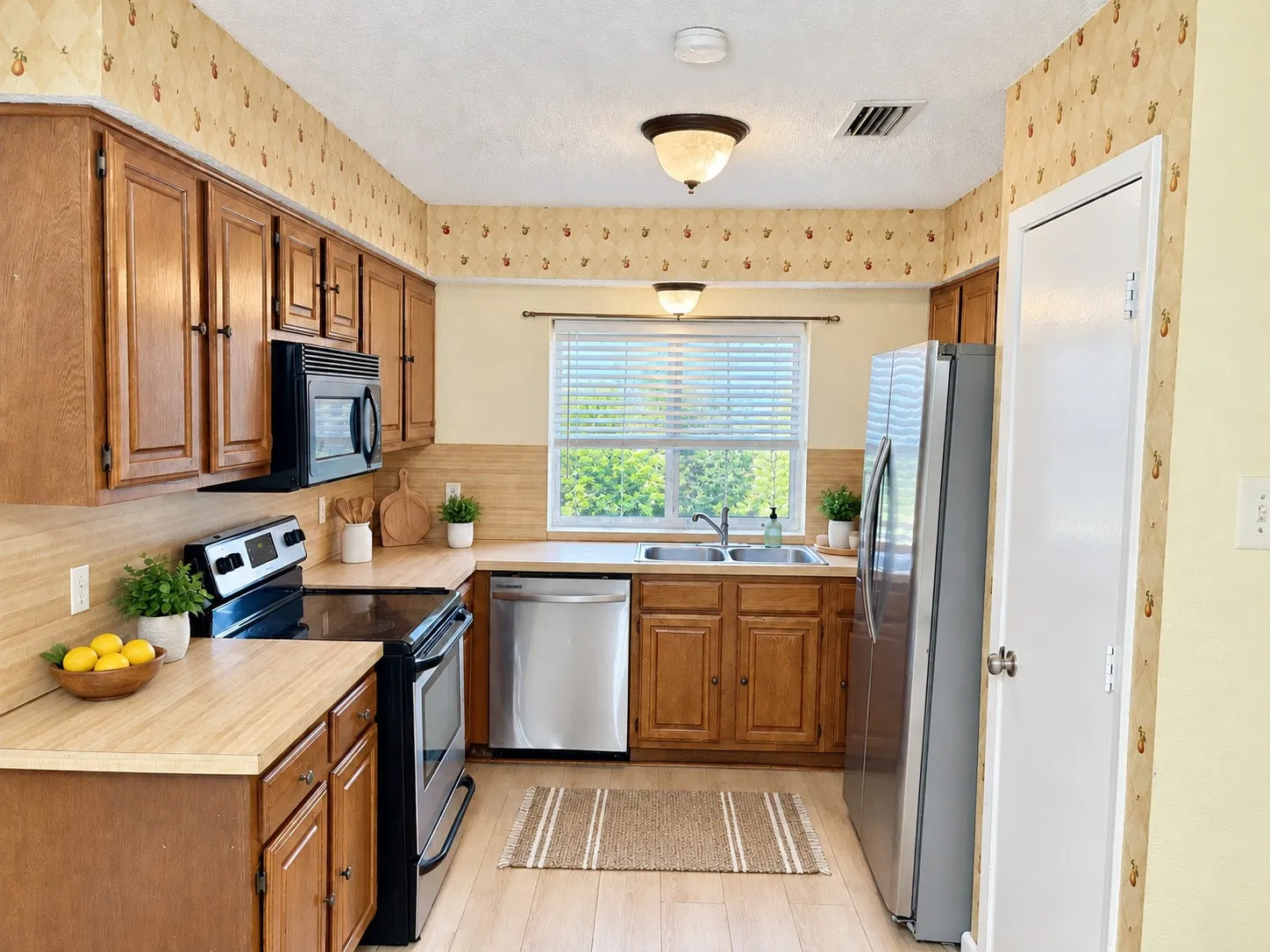 Single Family Residence For Sale in Dallas County , 618 Pyramid Drive, Garland, Texas 75040, 4 Bedroom, 2 Bathroom, Garage spaces, 2,100 Sqft, built in 1980, mls#21348456, Real Estate Agent in Garland, Homes For Sale in Dallas county, Homes For Sale in Garland, Realtor in Garland Texas, Real Estate Brokerage Independent Realty Texas, Luminita Cordes Realtor