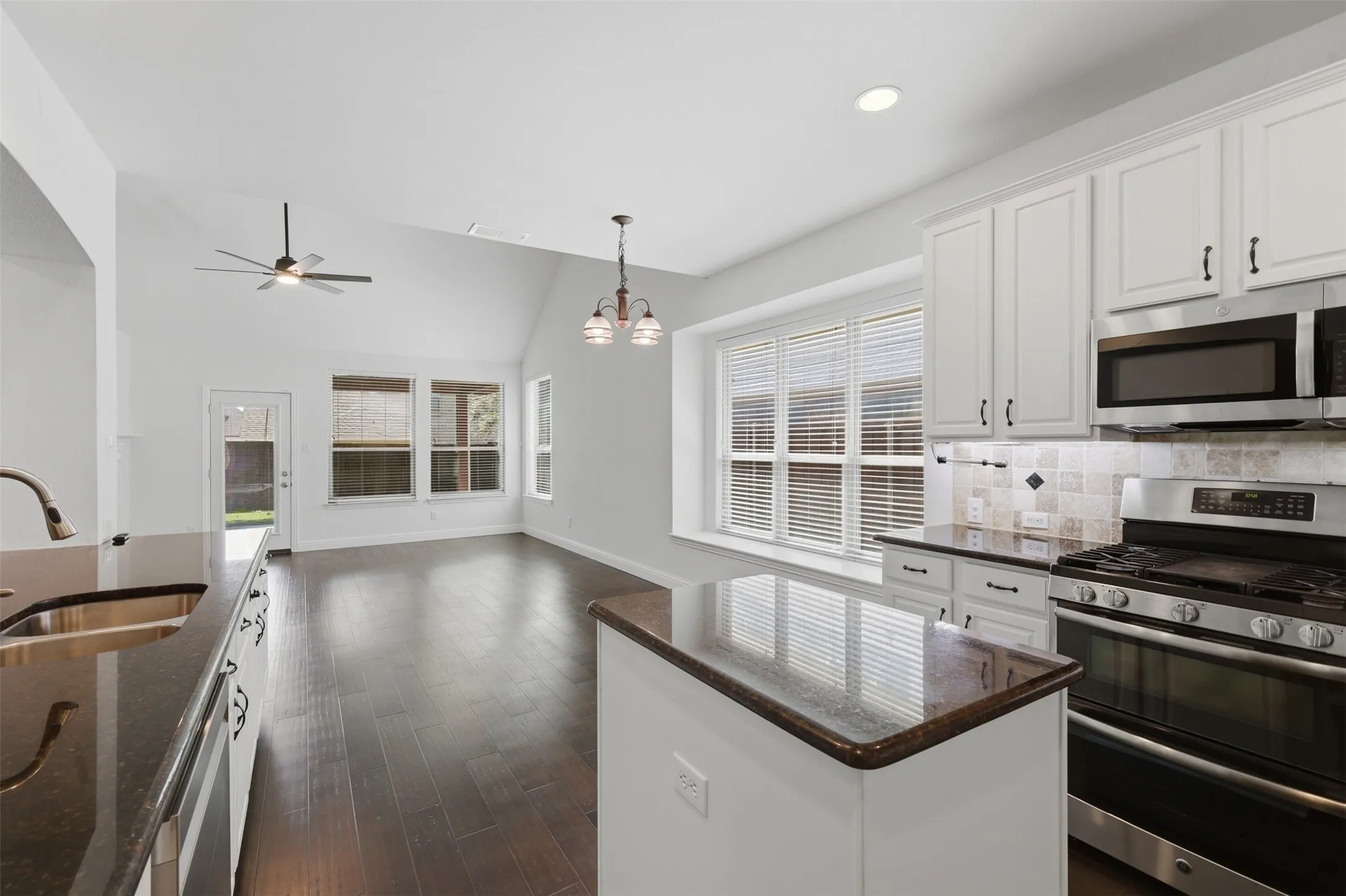 Single Family Residence For Sale in Tarrant County , 6974 Shoreview Drive, Grand Prairie, Texas 75054, 4 Bedroom, 3 Bathroom, 2 Garage spaces, 2,992 Sqft, built in 2004, mls#21354862, Real Estate Agent in Grand Prairie, Homes For Sale in Tarrant county, Homes For Sale in Grand Prairie, Realtor in Grand Prairie Texas, Real Estate Brokerage Independent Realty Texas, Luminita Cordes Realtor