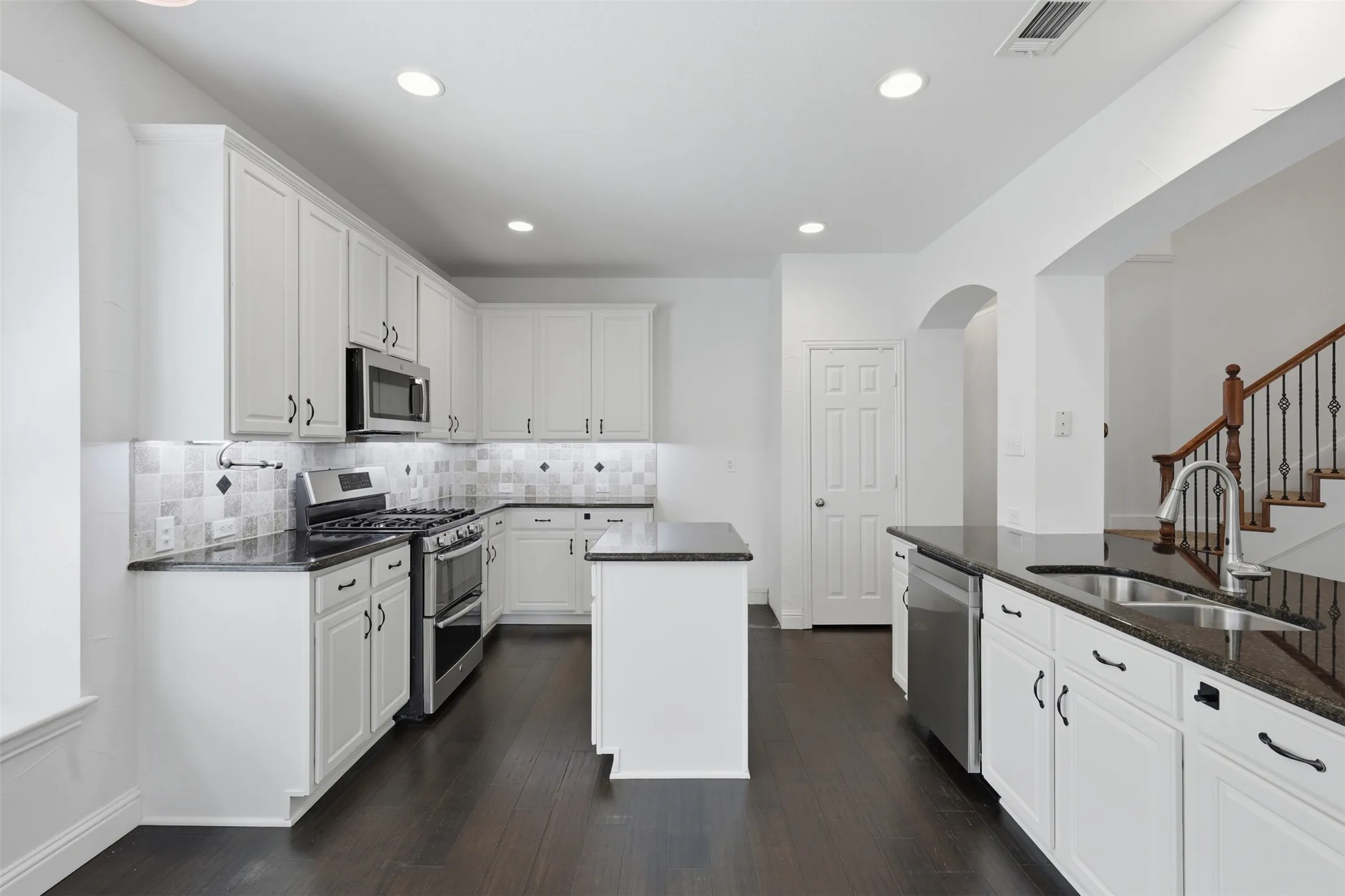 Single Family Residence For Sale in Tarrant County , 6974 Shoreview Drive, Grand Prairie, Texas 75054, 4 Bedroom, 3 Bathroom, 2 Garage spaces, 2,992 Sqft, built in 2004, mls#21354862, Real Estate Agent in Grand Prairie, Homes For Sale in Tarrant county, Homes For Sale in Grand Prairie, Realtor in Grand Prairie Texas, Real Estate Brokerage Independent Realty Texas, Luminita Cordes Realtor
