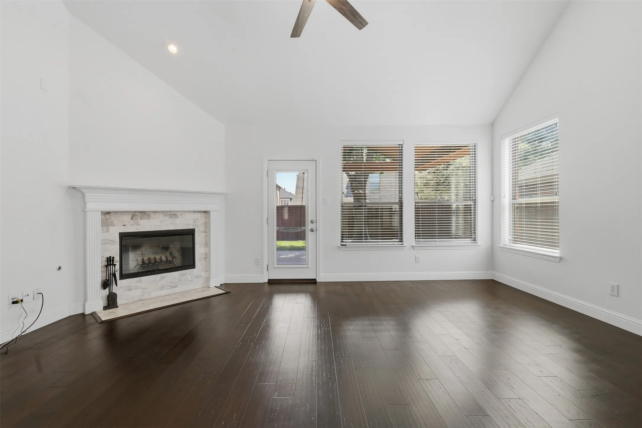 Single Family Residence For Sale in Tarrant County , 6974 Shoreview Drive, Grand Prairie, Texas 75054, 4 Bedroom, 3 Bathroom, 2 Garage spaces, 2,992 Sqft, built in 2004, mls#21354862, Real Estate Agent in Grand Prairie, Homes For Sale in Tarrant county, Homes For Sale in Grand Prairie, Realtor in Grand Prairie Texas, Real Estate Brokerage Independent Realty Texas, Luminita Cordes Realtor
