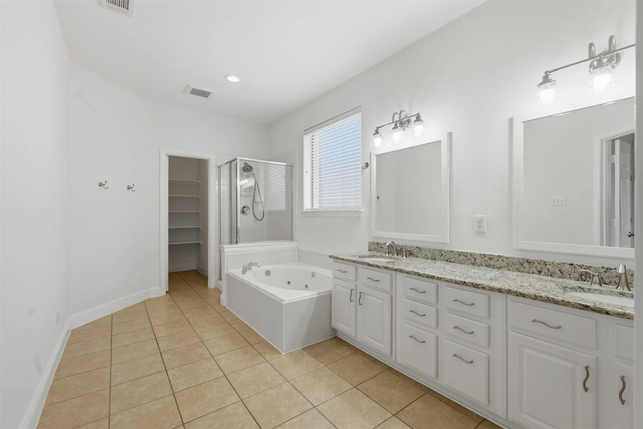 Single Family Residence For Sale in Tarrant County , 6974 Shoreview Drive, Grand Prairie, Texas 75054, 4 Bedroom, 3 Bathroom, 2 Garage spaces, 2,992 Sqft, built in 2004, mls#21354862, Real Estate Agent in Grand Prairie, Homes For Sale in Tarrant county, Homes For Sale in Grand Prairie, Realtor in Grand Prairie Texas, Real Estate Brokerage Independent Realty Texas, Luminita Cordes Realtor