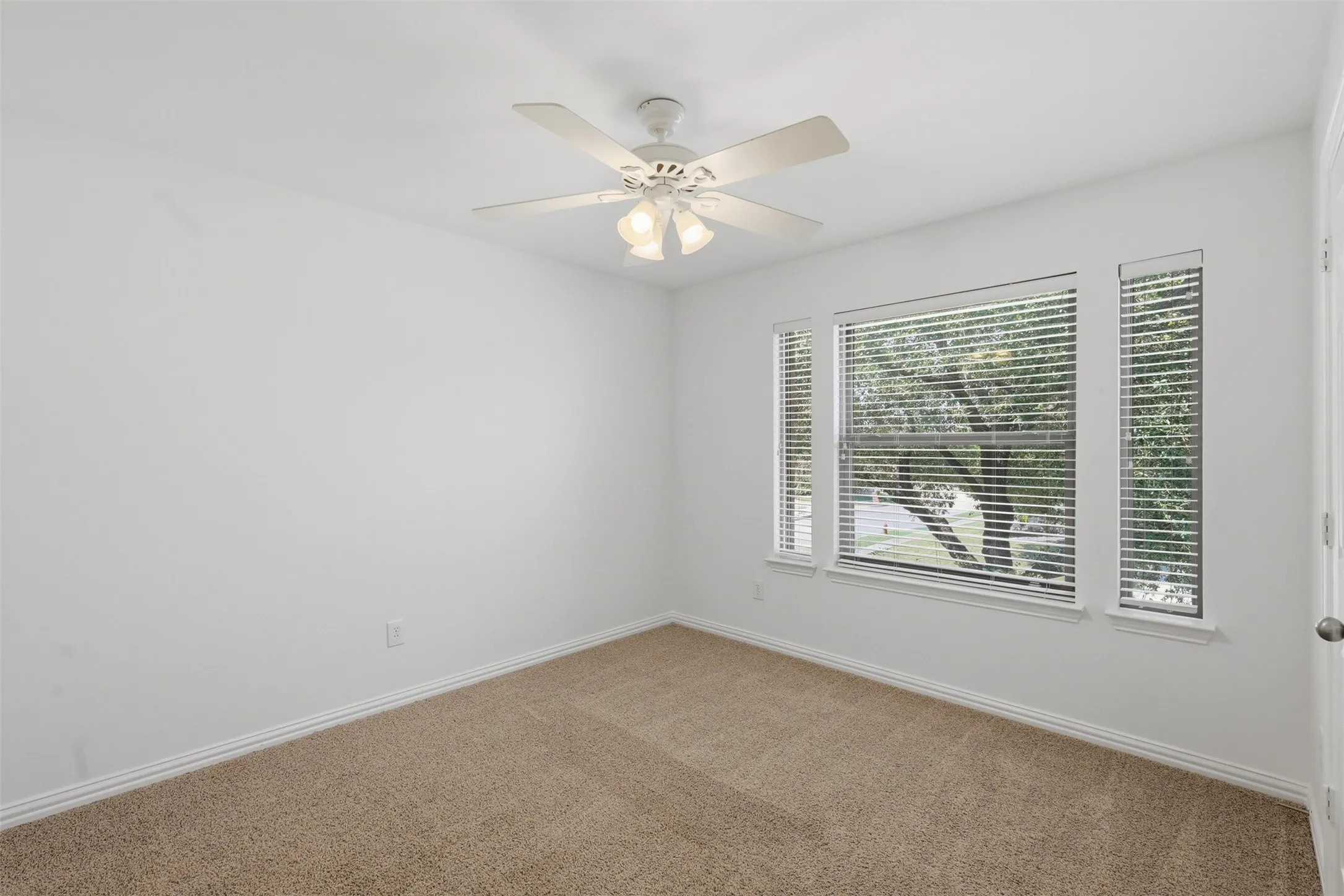 Single Family Residence For Sale in Tarrant County , 6974 Shoreview Drive, Grand Prairie, Texas 75054, 4 Bedroom, 3 Bathroom, 2 Garage spaces, 2,992 Sqft, built in 2004, mls#21354862, Real Estate Agent in Grand Prairie, Homes For Sale in Tarrant county, Homes For Sale in Grand Prairie, Realtor in Grand Prairie Texas, Real Estate Brokerage Independent Realty Texas, Luminita Cordes Realtor