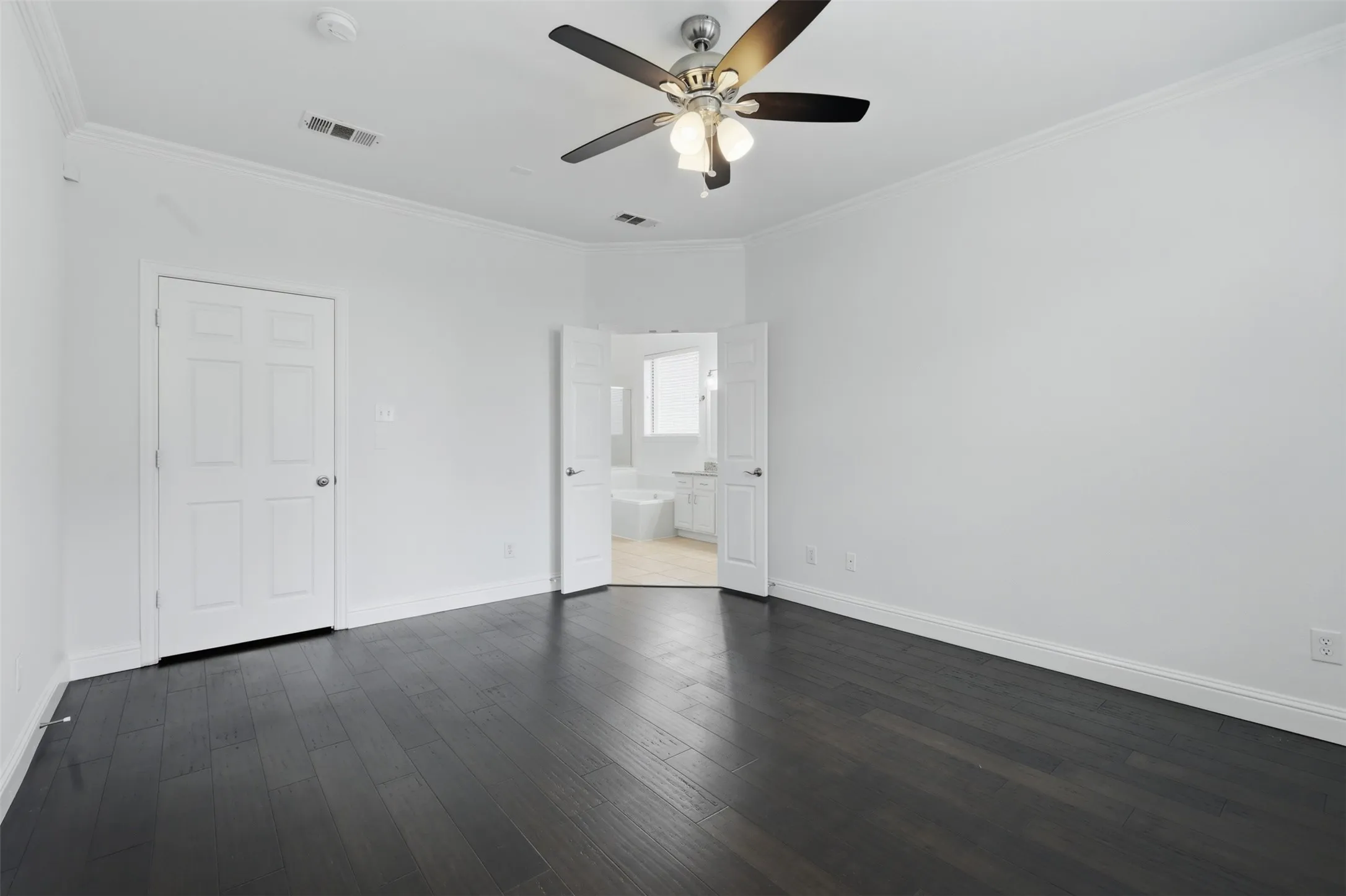 Single Family Residence For Sale in Tarrant County , 6974 Shoreview Drive, Grand Prairie, Texas 75054, 4 Bedroom, 3 Bathroom, 2 Garage spaces, 2,992 Sqft, built in 2004, mls#21354862, Real Estate Agent in Grand Prairie, Homes For Sale in Tarrant county, Homes For Sale in Grand Prairie, Realtor in Grand Prairie Texas, Real Estate Brokerage Independent Realty Texas, Luminita Cordes Realtor