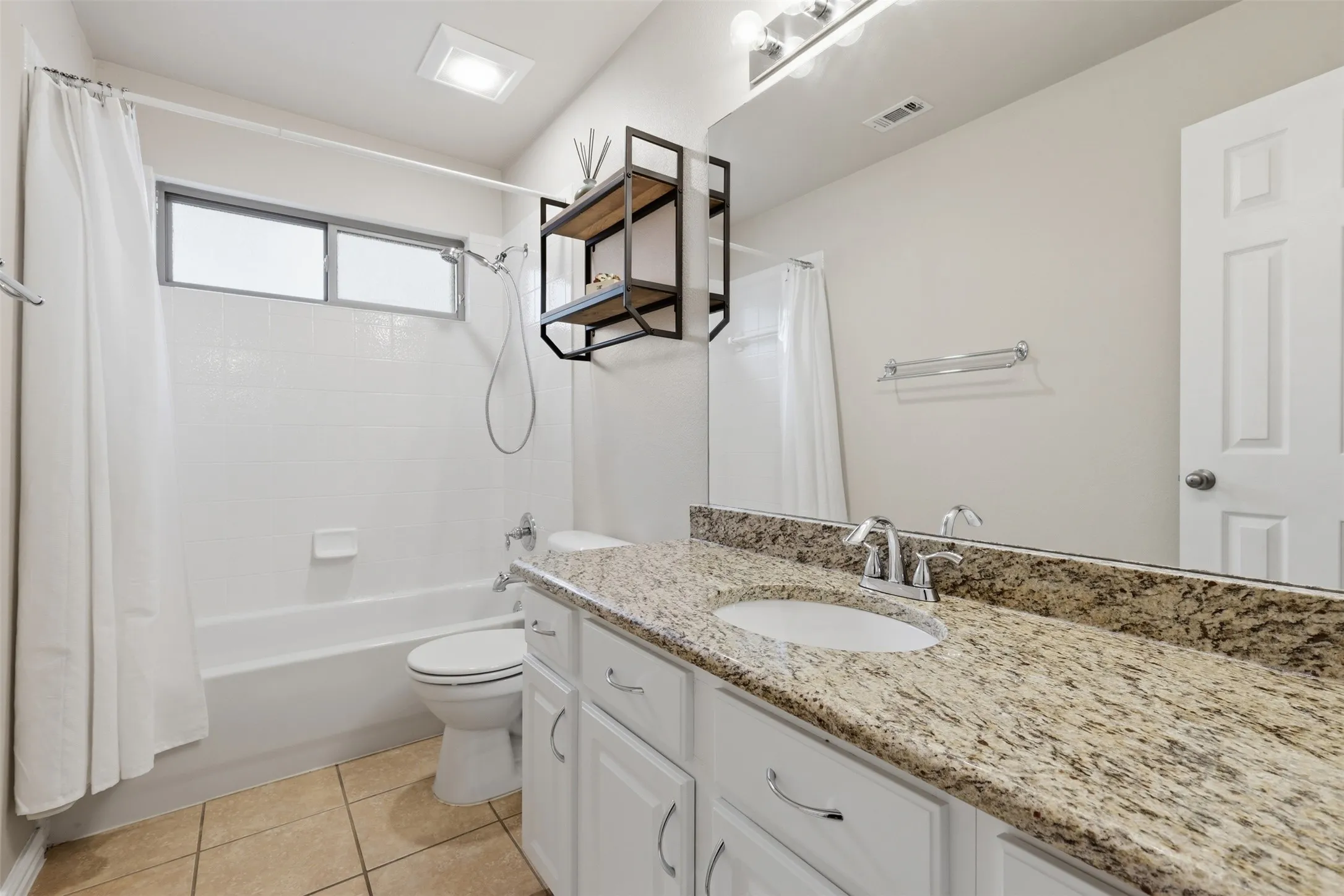 Single Family Residence For Sale in Tarrant County , 6974 Shoreview Drive, Grand Prairie, Texas 75054, 4 Bedroom, 3 Bathroom, 2 Garage spaces, 2,992 Sqft, built in 2004, mls#21354862, Real Estate Agent in Grand Prairie, Homes For Sale in Tarrant county, Homes For Sale in Grand Prairie, Realtor in Grand Prairie Texas, Real Estate Brokerage Independent Realty Texas, Luminita Cordes Realtor