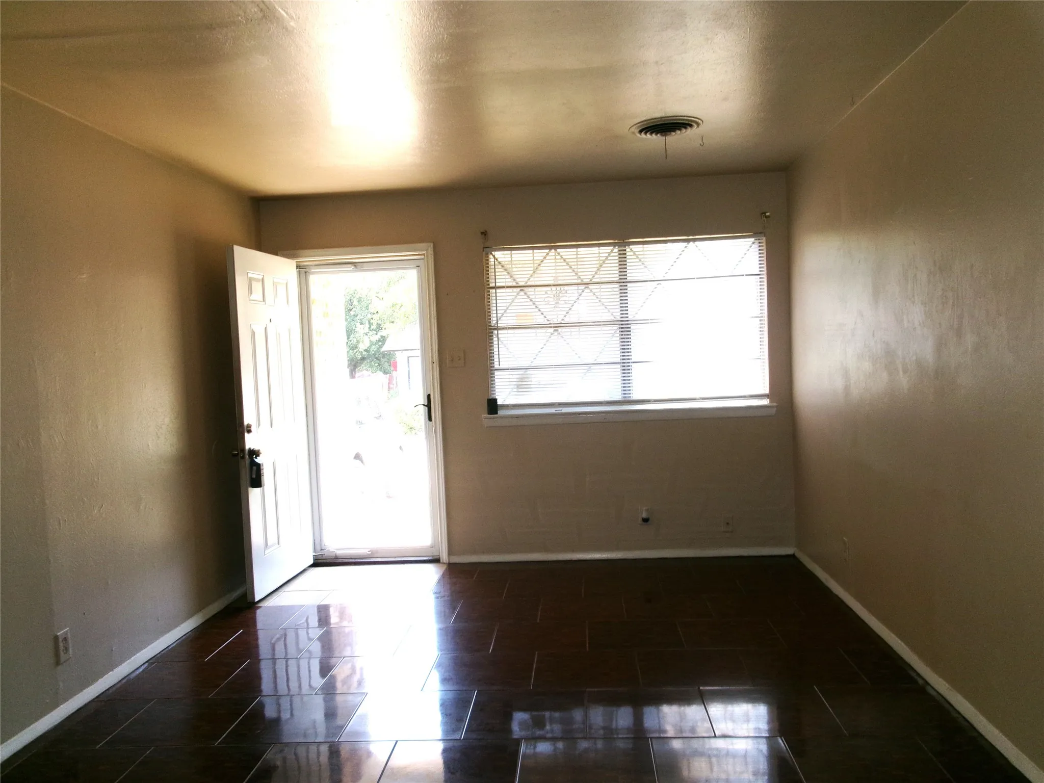 Single Family Residence For Sale in Tarrant County , 4204 Burke Road, Fort Worth, Texas 76119, 3 Bedroom, 2 Bathroom, 2 Garage spaces, 1,107 Sqft, built in 1961, mls#21346752, Real Estate Agent in Fort Worth, Homes For Sale in Tarrant county, Homes For Sale in Fort Worth, Realtor in Fort Worth Texas, Real Estate Brokerage Independent Realty Texas, Luminita Cordes Realtor