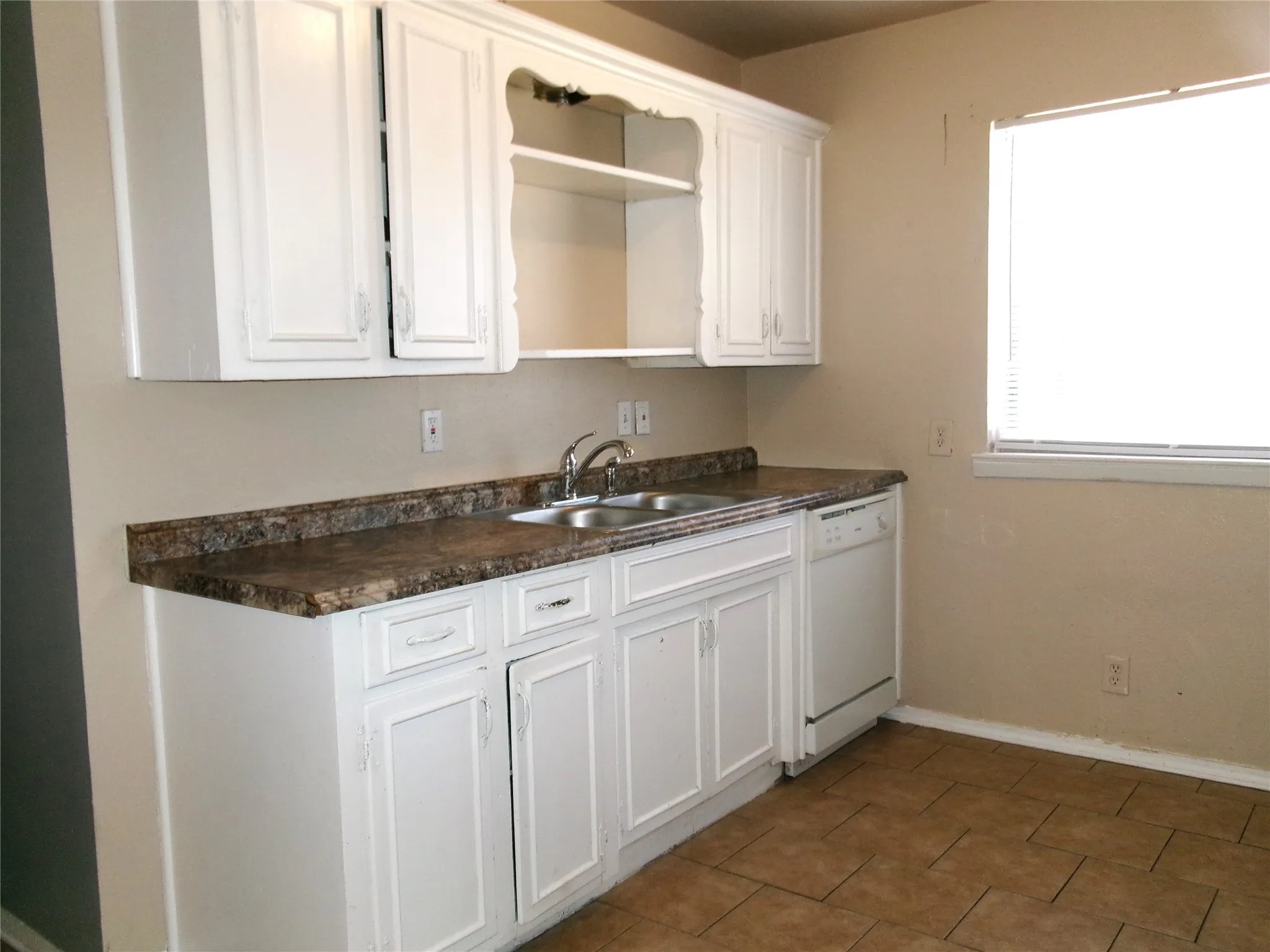 Single Family Residence For Sale in Tarrant County , 4204 Burke Road, Fort Worth, Texas 76119, 3 Bedroom, 2 Bathroom, 2 Garage spaces, 1,107 Sqft, built in 1961, mls#21346752, Real Estate Agent in Fort Worth, Homes For Sale in Tarrant county, Homes For Sale in Fort Worth, Realtor in Fort Worth Texas, Real Estate Brokerage Independent Realty Texas, Luminita Cordes Realtor