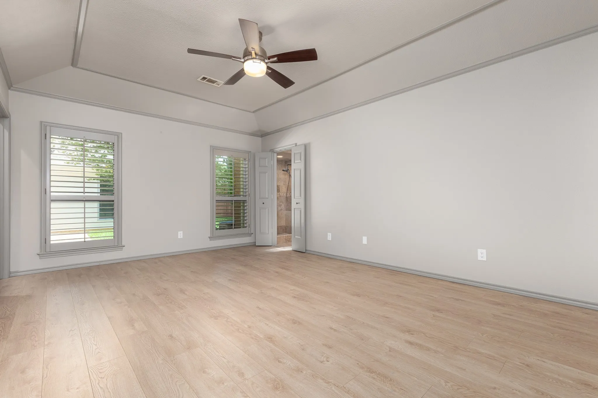 Single Family Residence For Sale in Dallas County , 15607 GOLDEN CREEK, Dallas, Texas 75248, 4 Bedroom, 3 Bathroom, 2 Garage spaces, 2,962 Sqft, built in 1984, mls#21354973, Real Estate Agent in Dallas, Homes For Sale in Dallas county, Homes For Sale in Dallas, Realtor in Dallas Texas, Real Estate Brokerage Independent Realty Texas, Luminita Cordes Realtor