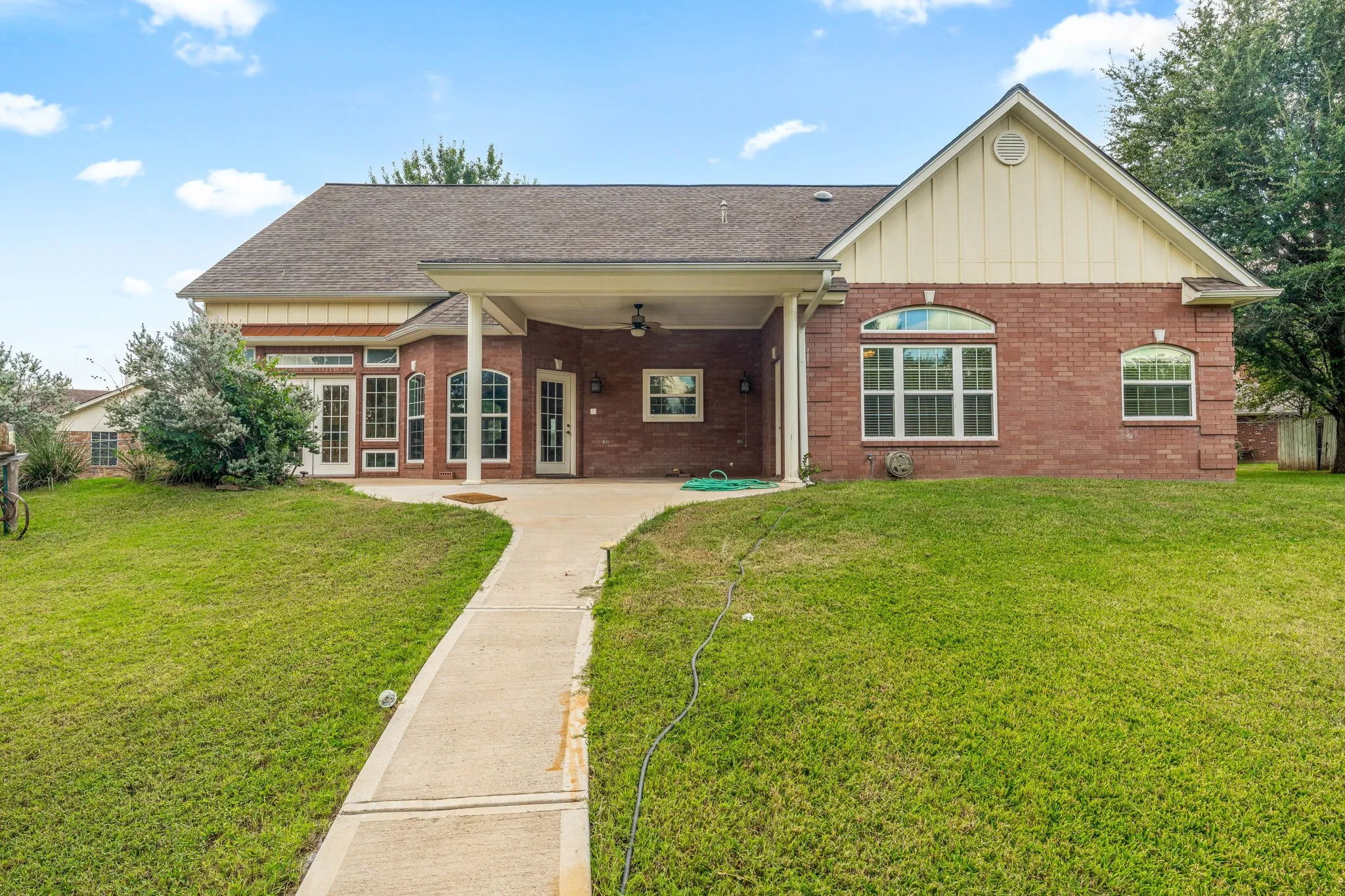 Single Family Residence For Sale in Erath County , 1517 Oakwood Drive, Stephenville, Texas 76401, 4 Bedroom, 3 Bathroom, 2 Garage spaces, 2,828 Sqft, built in 2003, mls#21355137, Real Estate Agent in Stephenville, Homes For Sale in Erath county, Homes For Sale in Stephenville, Realtor in Stephenville Texas, Real Estate Brokerage Independent Realty Texas, Luminita Cordes Realtor