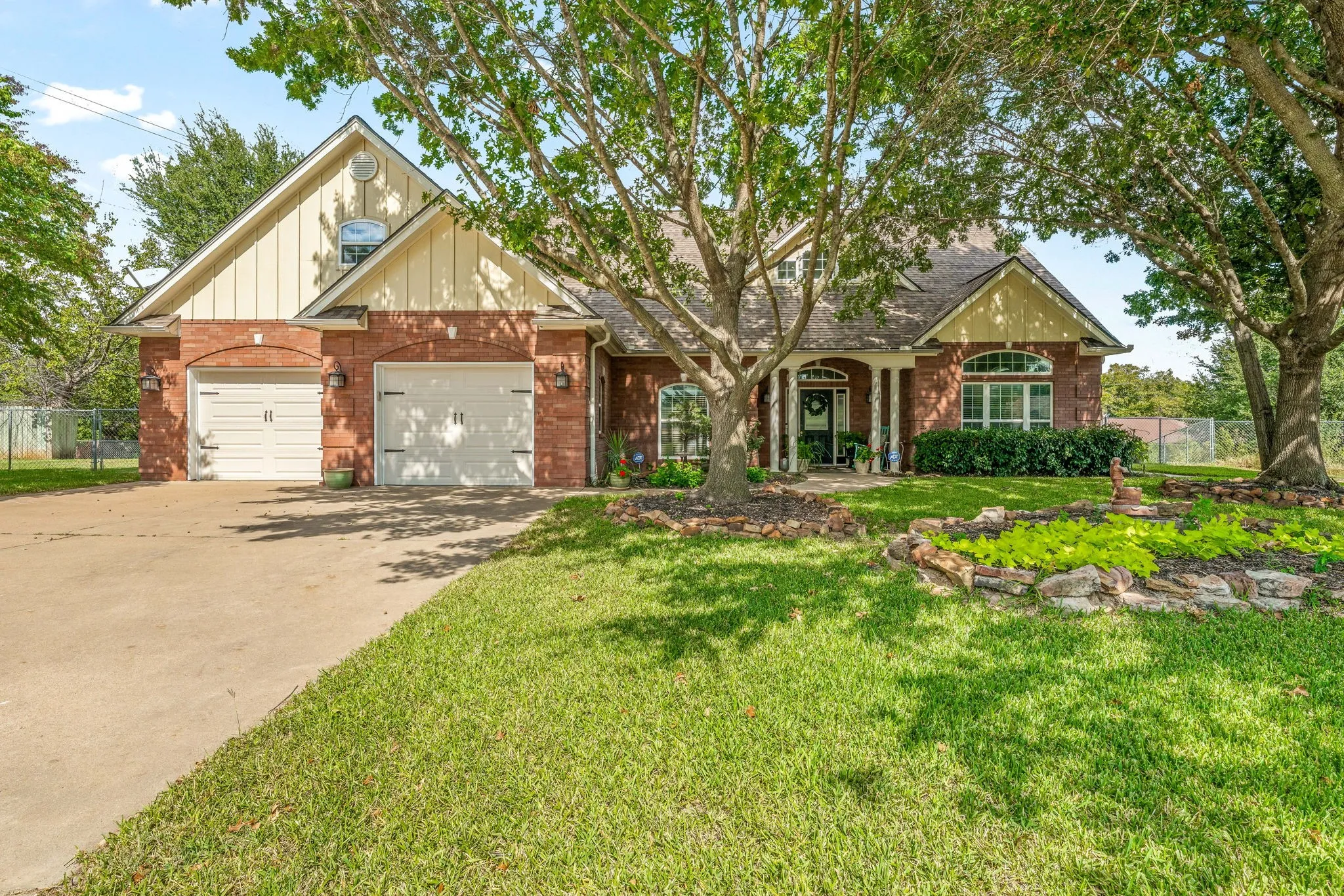 Single Family Residence For Sale in Erath County , 1517 Oakwood Drive, Stephenville, Texas 76401, 4 Bedroom, 3 Bathroom, 2 Garage spaces, 2,828 Sqft, built in 2003, mls#21355137, Real Estate Agent in Stephenville, Homes For Sale in Erath county, Homes For Sale in Stephenville, Realtor in Stephenville Texas, Real Estate Brokerage Independent Realty Texas, Luminita Cordes Realtor