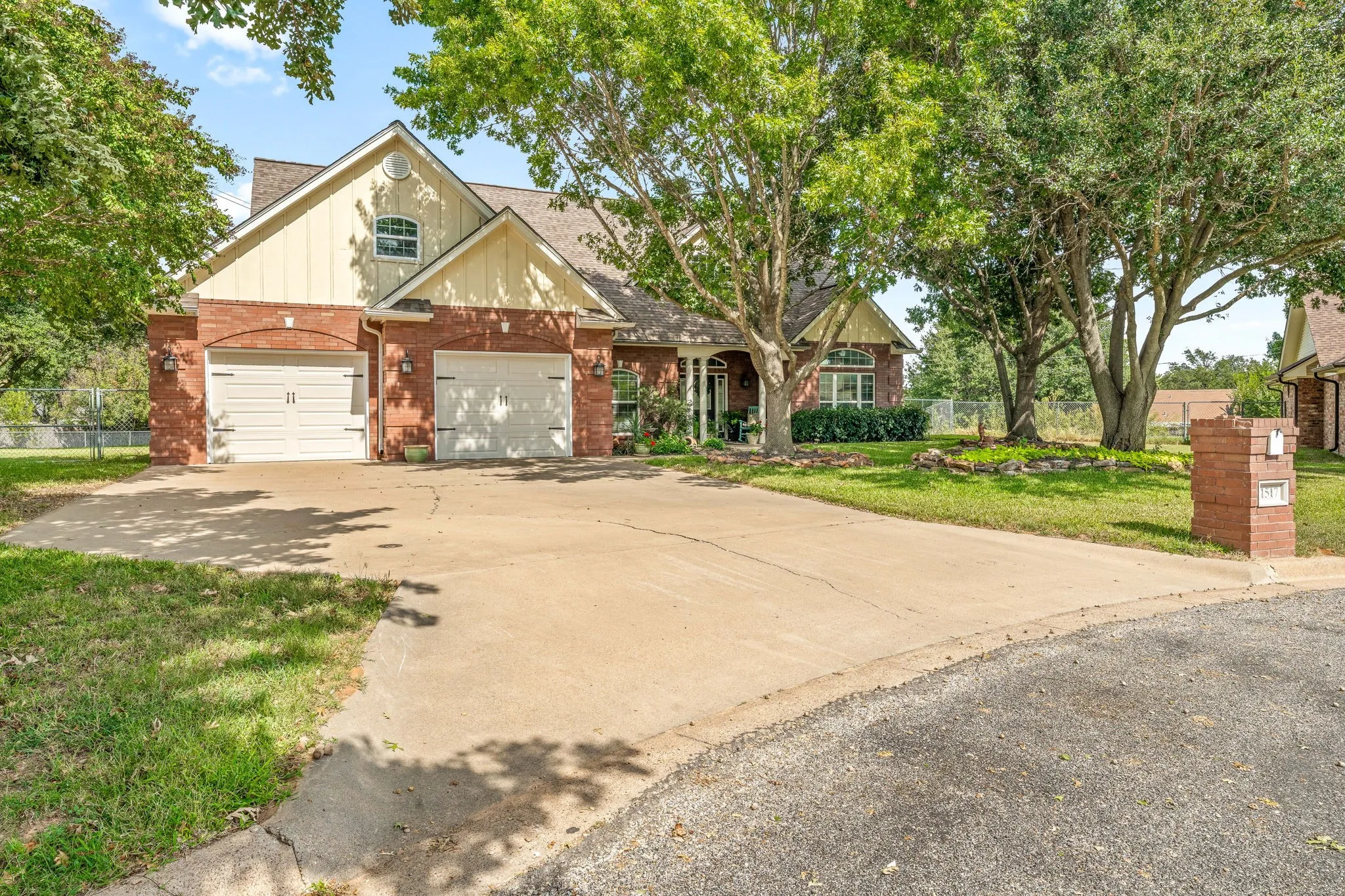 Single Family Residence For Sale in Erath County , 1517 Oakwood Drive, Stephenville, Texas 76401, 4 Bedroom, 3 Bathroom, 2 Garage spaces, 2,828 Sqft, built in 2003, mls#21355137, Real Estate Agent in Stephenville, Homes For Sale in Erath county, Homes For Sale in Stephenville, Realtor in Stephenville Texas, Real Estate Brokerage Independent Realty Texas, Luminita Cordes Realtor