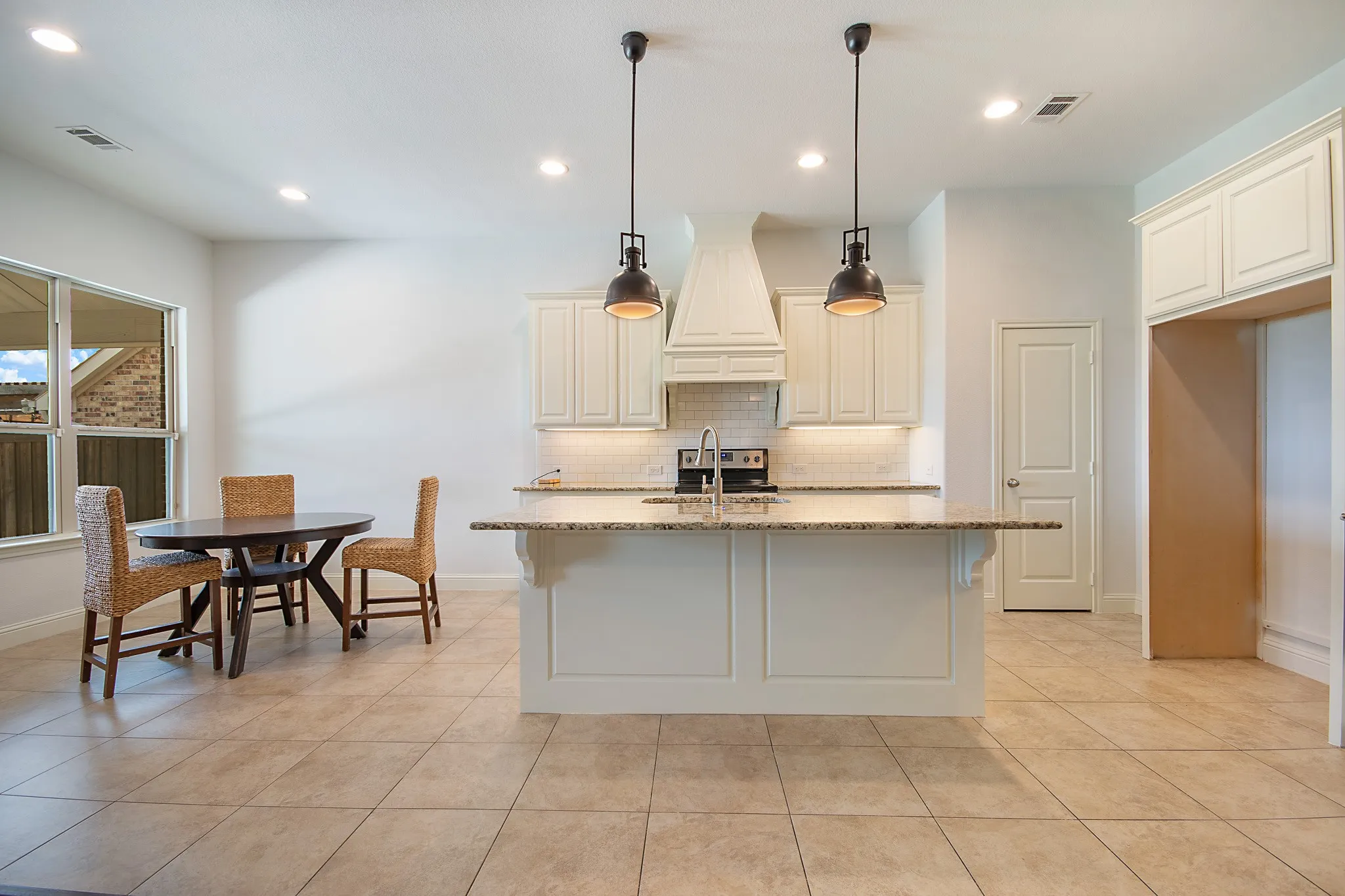 Single Family Residence For Sale in Tarrant County , 316 Bluffside Trail, Benbrook, Texas 76126, 4 Bedroom, 4 Bathroom, 2 Garage spaces, 3,176 Sqft, built in 2016, mls#21355111, Real Estate Agent in Benbrook, Homes For Sale in Tarrant county, Homes For Sale in Benbrook, Realtor in Benbrook Texas, Real Estate Brokerage Independent Realty Texas, Luminita Cordes Realtor