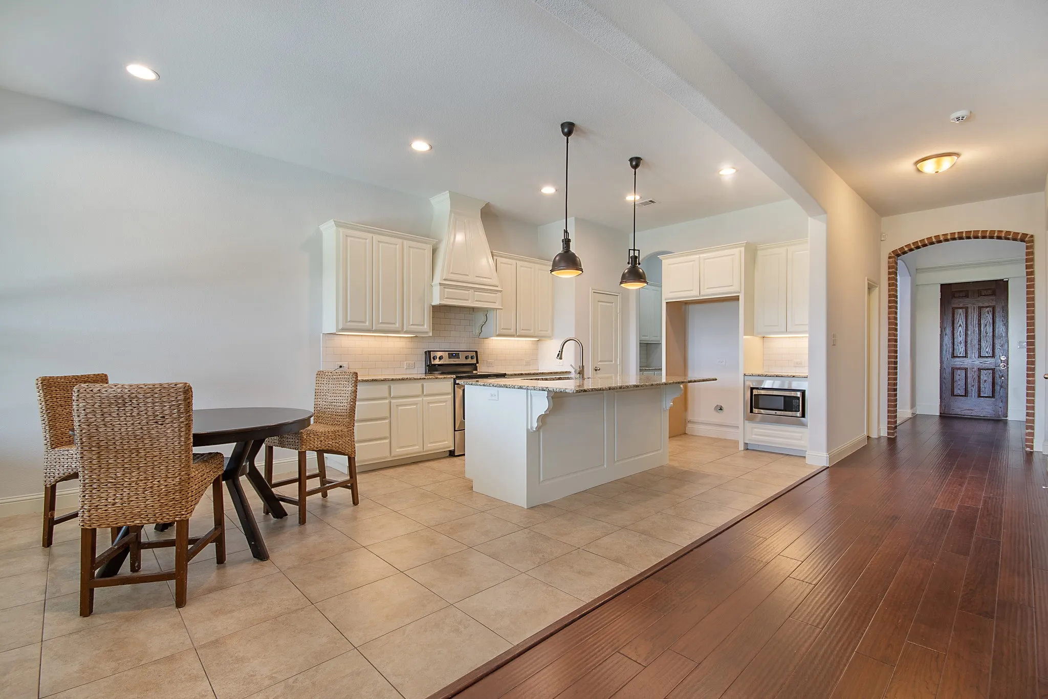 Single Family Residence For Sale in Tarrant County , 316 Bluffside Trail, Benbrook, Texas 76126, 4 Bedroom, 4 Bathroom, 2 Garage spaces, 3,176 Sqft, built in 2016, mls#21355111, Real Estate Agent in Benbrook, Homes For Sale in Tarrant county, Homes For Sale in Benbrook, Realtor in Benbrook Texas, Real Estate Brokerage Independent Realty Texas, Luminita Cordes Realtor