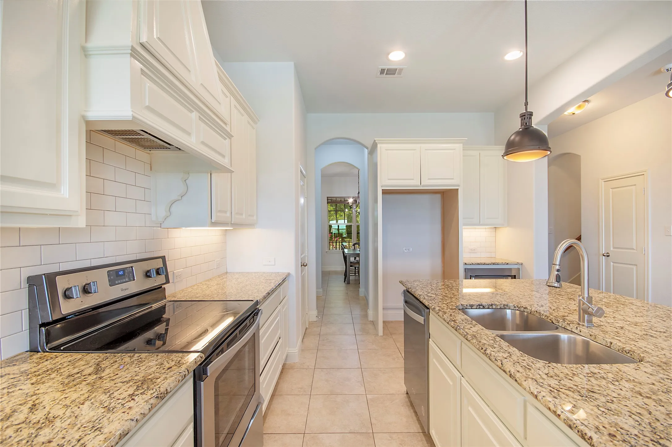 Single Family Residence For Sale in Tarrant County , 316 Bluffside Trail, Benbrook, Texas 76126, 4 Bedroom, 4 Bathroom, 2 Garage spaces, 3,176 Sqft, built in 2016, mls#21355111, Real Estate Agent in Benbrook, Homes For Sale in Tarrant county, Homes For Sale in Benbrook, Realtor in Benbrook Texas, Real Estate Brokerage Independent Realty Texas, Luminita Cordes Realtor