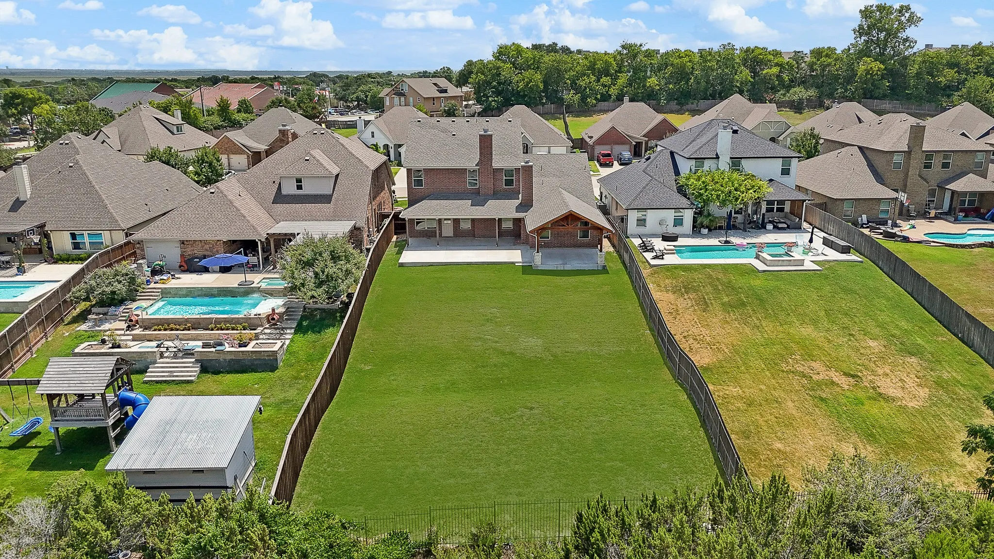Single Family Residence For Sale in Tarrant County , 316 Bluffside Trail, Benbrook, Texas 76126, 4 Bedroom, 4 Bathroom, 2 Garage spaces, 3,176 Sqft, built in 2016, mls#21355111, Real Estate Agent in Benbrook, Homes For Sale in Tarrant county, Homes For Sale in Benbrook, Realtor in Benbrook Texas, Real Estate Brokerage Independent Realty Texas, Luminita Cordes Realtor