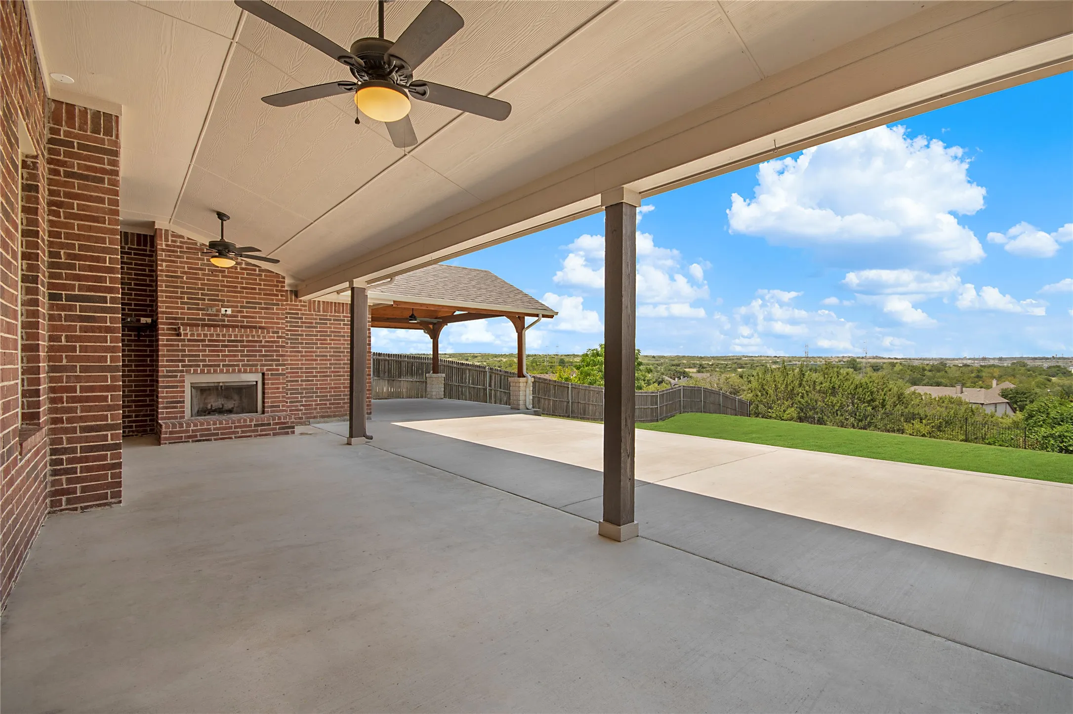 Single Family Residence For Sale in Tarrant County , 316 Bluffside Trail, Benbrook, Texas 76126, 4 Bedroom, 4 Bathroom, 2 Garage spaces, 3,176 Sqft, built in 2016, mls#21355111, Real Estate Agent in Benbrook, Homes For Sale in Tarrant county, Homes For Sale in Benbrook, Realtor in Benbrook Texas, Real Estate Brokerage Independent Realty Texas, Luminita Cordes Realtor