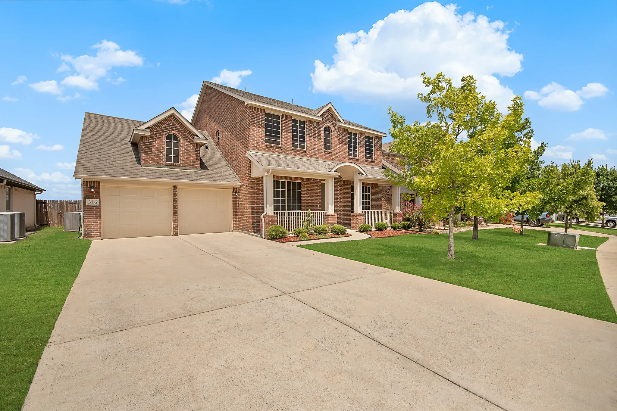 Single Family Residence For Sale in Tarrant County , 316 Bluffside Trail, Benbrook, Texas 76126, 4 Bedroom, 4 Bathroom, 2 Garage spaces, 3,176 Sqft, built in 2016, mls#21355111, Real Estate Agent in Benbrook, Homes For Sale in Tarrant county, Homes For Sale in Benbrook, Realtor in Benbrook Texas, Real Estate Brokerage Independent Realty Texas, Luminita Cordes Realtor
