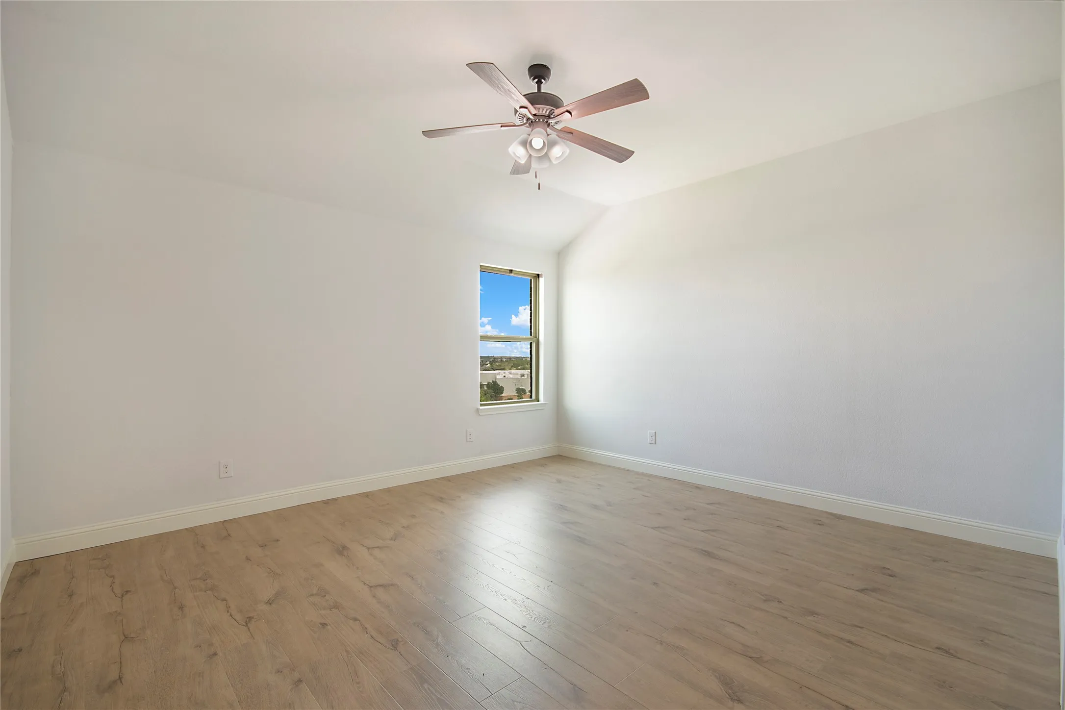 Single Family Residence For Sale in Tarrant County , 316 Bluffside Trail, Benbrook, Texas 76126, 4 Bedroom, 4 Bathroom, 2 Garage spaces, 3,176 Sqft, built in 2016, mls#21355111, Real Estate Agent in Benbrook, Homes For Sale in Tarrant county, Homes For Sale in Benbrook, Realtor in Benbrook Texas, Real Estate Brokerage Independent Realty Texas, Luminita Cordes Realtor