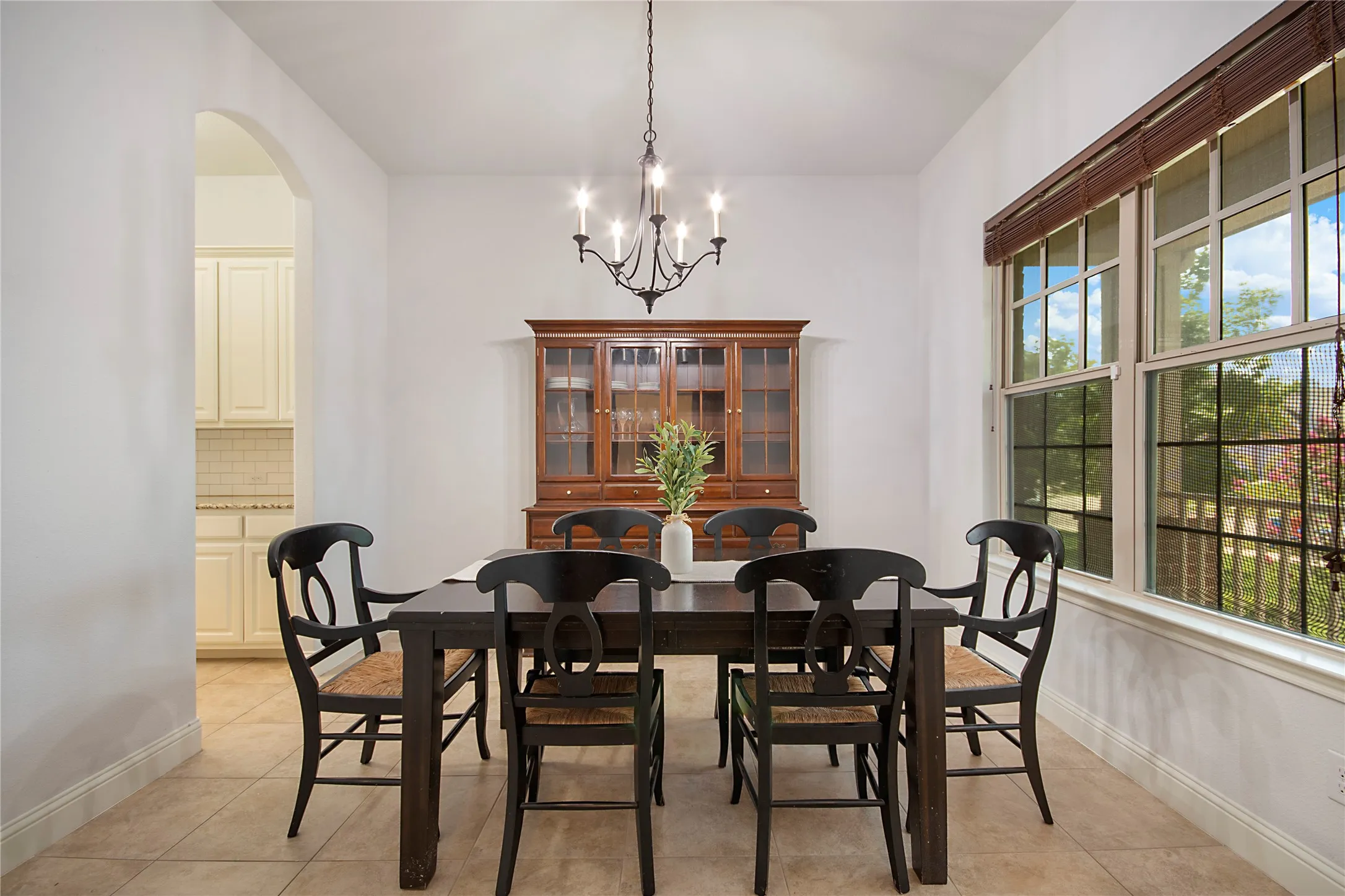 Single Family Residence For Sale in Tarrant County , 316 Bluffside Trail, Benbrook, Texas 76126, 4 Bedroom, 4 Bathroom, 2 Garage spaces, 3,176 Sqft, built in 2016, mls#21355111, Real Estate Agent in Benbrook, Homes For Sale in Tarrant county, Homes For Sale in Benbrook, Realtor in Benbrook Texas, Real Estate Brokerage Independent Realty Texas, Luminita Cordes Realtor