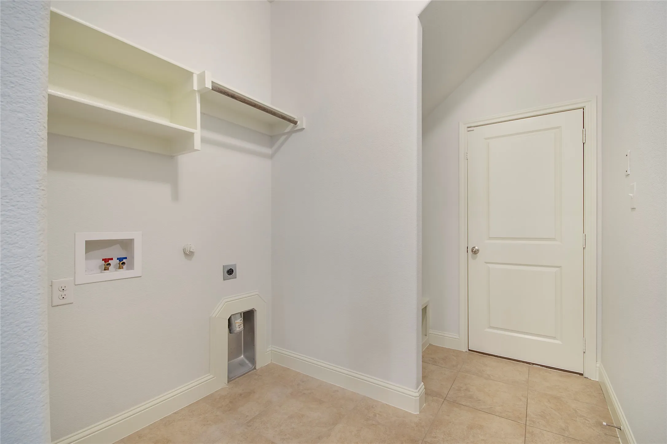 Single Family Residence For Sale in Tarrant County , 316 Bluffside Trail, Benbrook, Texas 76126, 4 Bedroom, 4 Bathroom, 2 Garage spaces, 3,176 Sqft, built in 2016, mls#21355111, Real Estate Agent in Benbrook, Homes For Sale in Tarrant county, Homes For Sale in Benbrook, Realtor in Benbrook Texas, Real Estate Brokerage Independent Realty Texas, Luminita Cordes Realtor