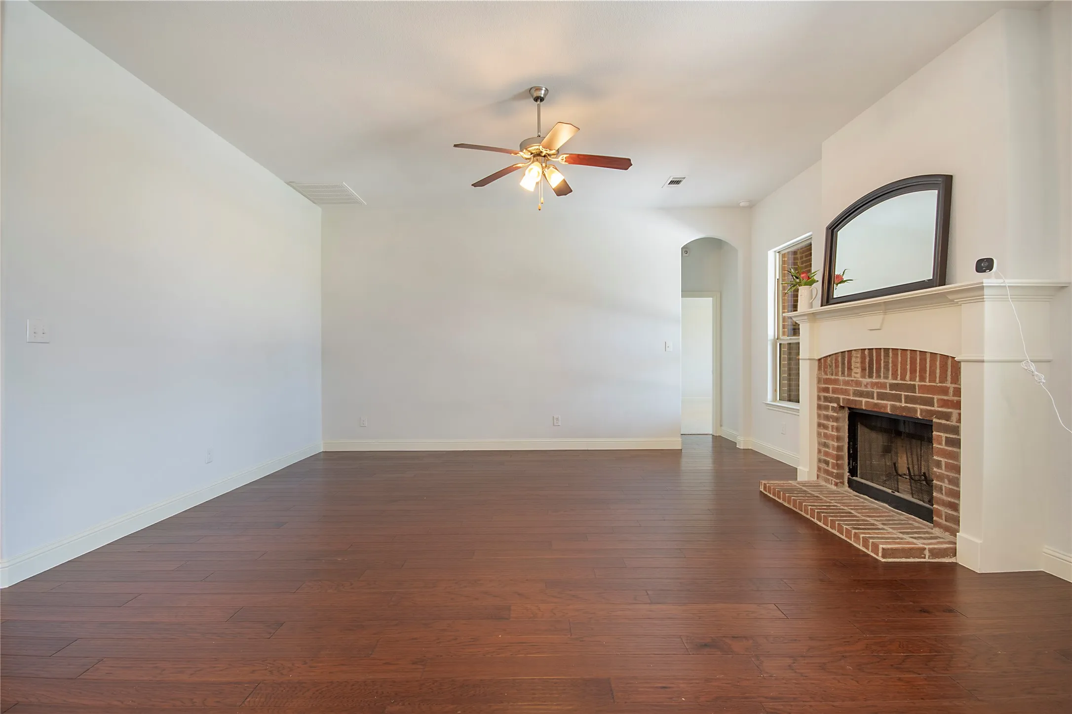 Single Family Residence For Sale in Tarrant County , 316 Bluffside Trail, Benbrook, Texas 76126, 4 Bedroom, 4 Bathroom, 2 Garage spaces, 3,176 Sqft, built in 2016, mls#21355111, Real Estate Agent in Benbrook, Homes For Sale in Tarrant county, Homes For Sale in Benbrook, Realtor in Benbrook Texas, Real Estate Brokerage Independent Realty Texas, Luminita Cordes Realtor