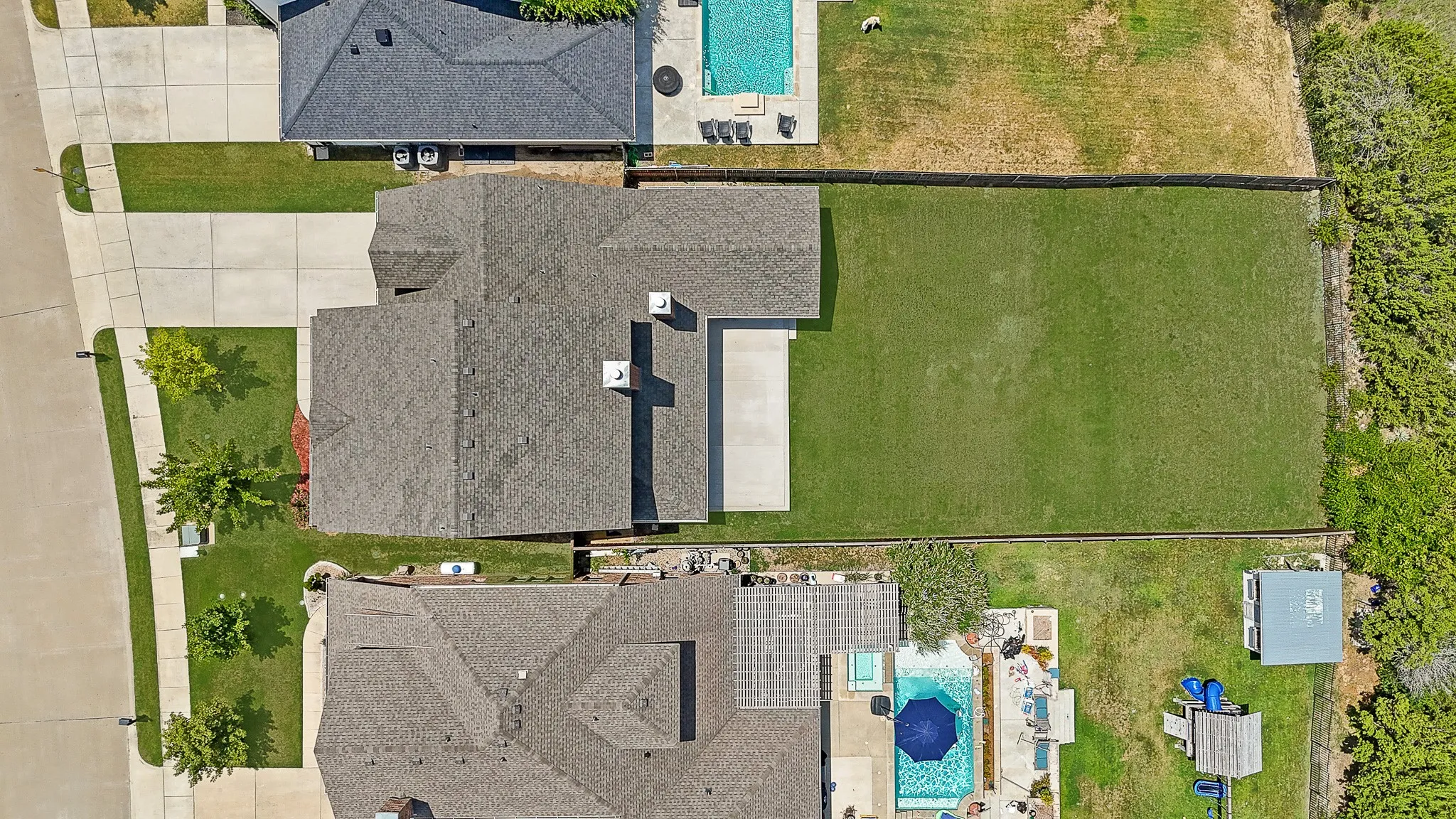 Single Family Residence For Sale in Tarrant County , 316 Bluffside Trail, Benbrook, Texas 76126, 4 Bedroom, 4 Bathroom, 2 Garage spaces, 3,176 Sqft, built in 2016, mls#21355111, Real Estate Agent in Benbrook, Homes For Sale in Tarrant county, Homes For Sale in Benbrook, Realtor in Benbrook Texas, Real Estate Brokerage Independent Realty Texas, Luminita Cordes Realtor