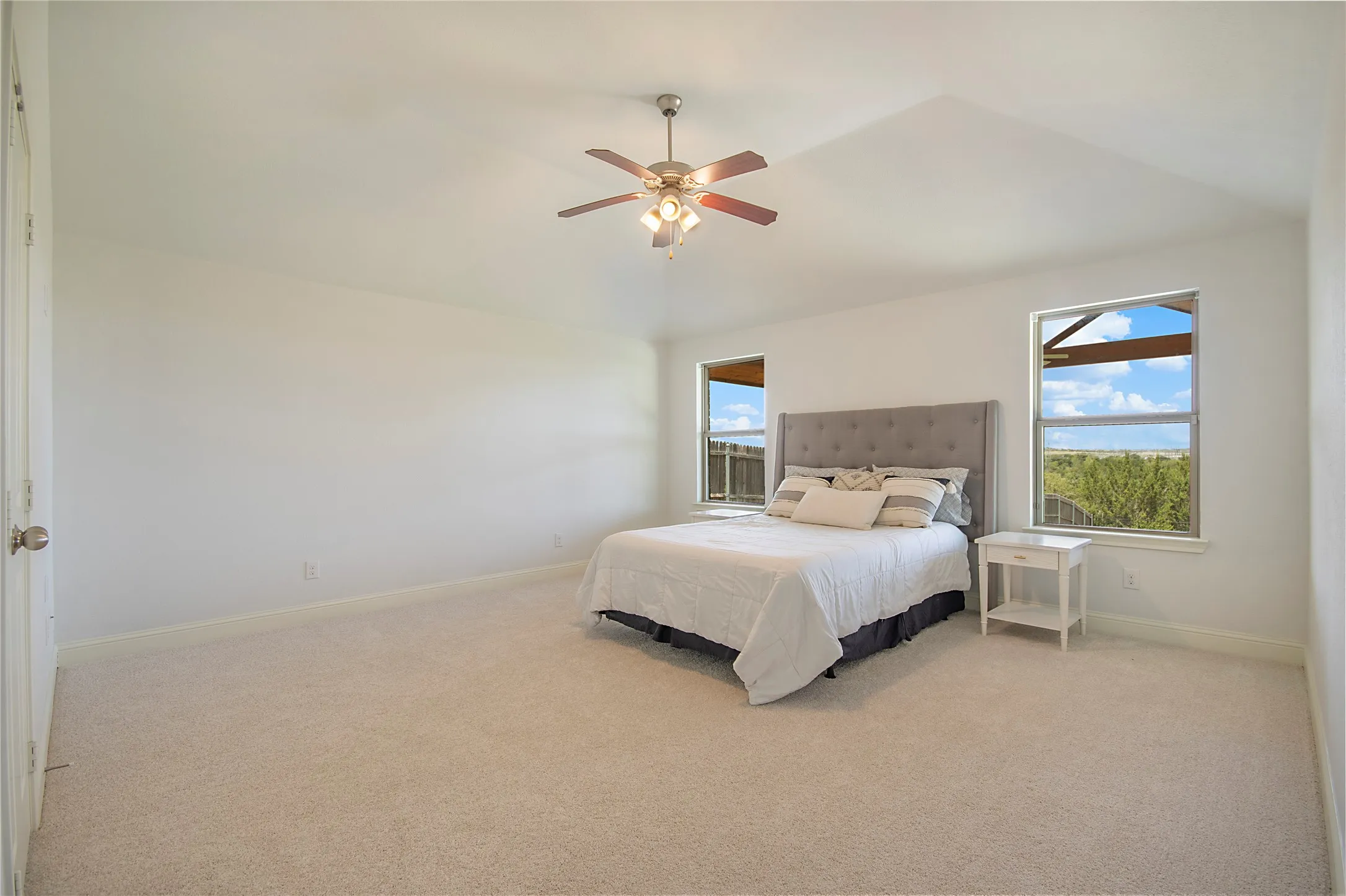 Single Family Residence For Sale in Tarrant County , 316 Bluffside Trail, Benbrook, Texas 76126, 4 Bedroom, 4 Bathroom, 2 Garage spaces, 3,176 Sqft, built in 2016, mls#21355111, Real Estate Agent in Benbrook, Homes For Sale in Tarrant county, Homes For Sale in Benbrook, Realtor in Benbrook Texas, Real Estate Brokerage Independent Realty Texas, Luminita Cordes Realtor
