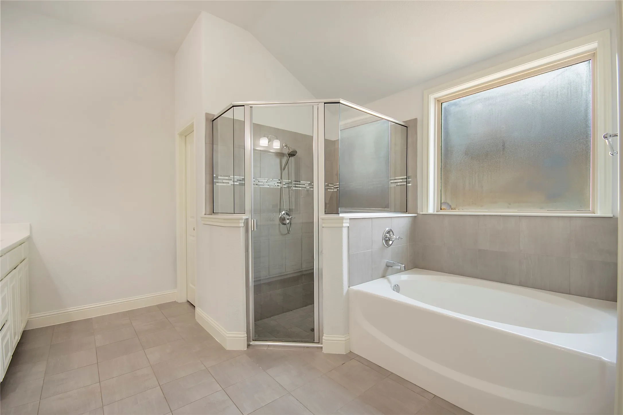 Single Family Residence For Sale in Tarrant County , 316 Bluffside Trail, Benbrook, Texas 76126, 4 Bedroom, 4 Bathroom, 2 Garage spaces, 3,176 Sqft, built in 2016, mls#21355111, Real Estate Agent in Benbrook, Homes For Sale in Tarrant county, Homes For Sale in Benbrook, Realtor in Benbrook Texas, Real Estate Brokerage Independent Realty Texas, Luminita Cordes Realtor