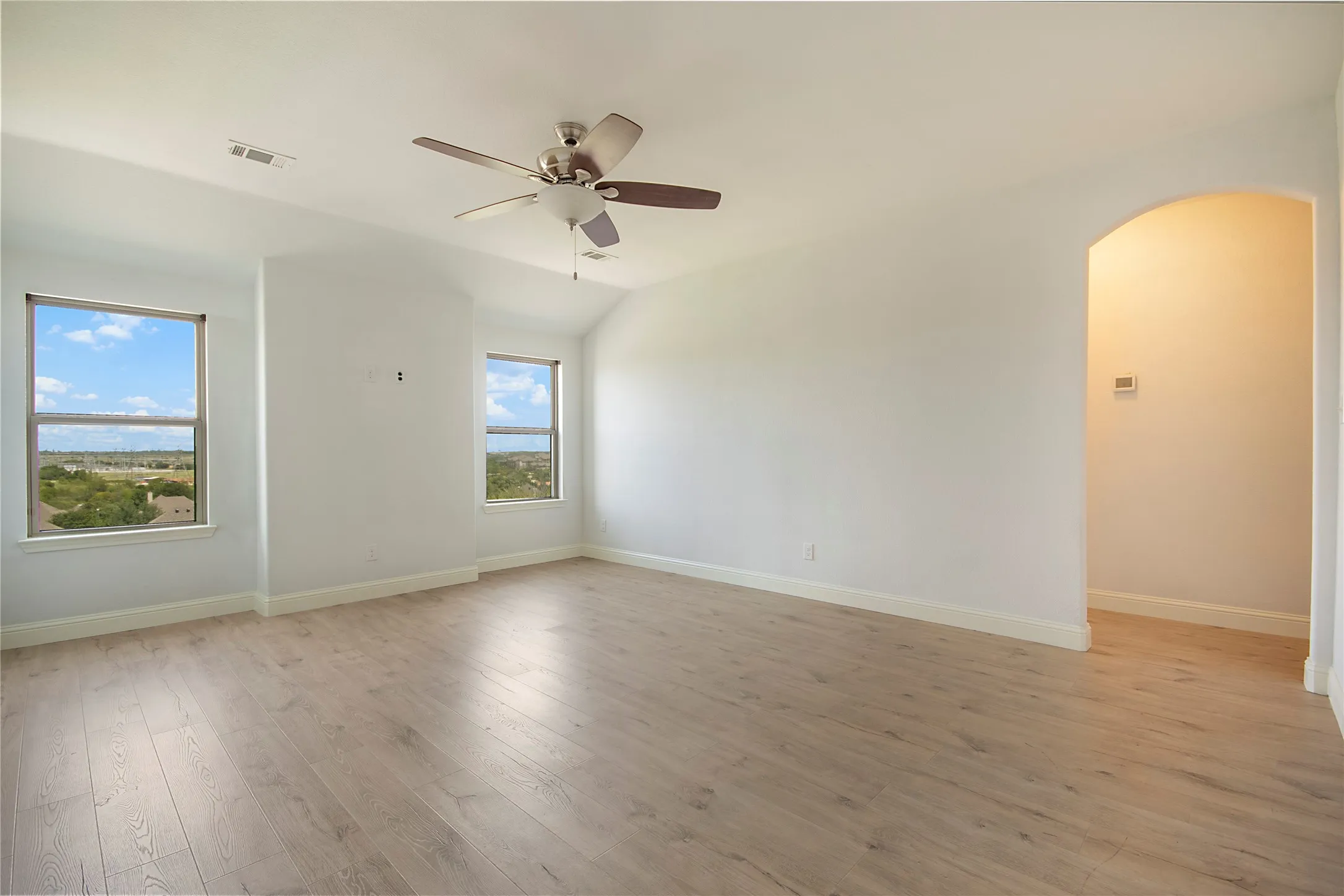 Single Family Residence For Sale in Tarrant County , 316 Bluffside Trail, Benbrook, Texas 76126, 4 Bedroom, 4 Bathroom, 2 Garage spaces, 3,176 Sqft, built in 2016, mls#21355111, Real Estate Agent in Benbrook, Homes For Sale in Tarrant county, Homes For Sale in Benbrook, Realtor in Benbrook Texas, Real Estate Brokerage Independent Realty Texas, Luminita Cordes Realtor