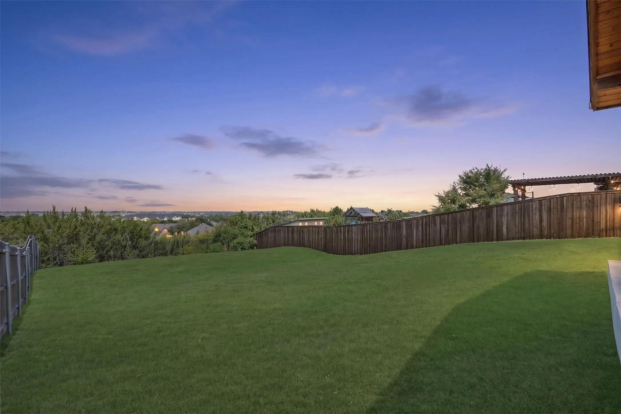 Single Family Residence For Sale in Tarrant County , 316 Bluffside Trail, Benbrook, Texas 76126, 4 Bedroom, 4 Bathroom, 2 Garage spaces, 3,176 Sqft, built in 2016, mls#21355111, Real Estate Agent in Benbrook, Homes For Sale in Tarrant county, Homes For Sale in Benbrook, Realtor in Benbrook Texas, Real Estate Brokerage Independent Realty Texas, Luminita Cordes Realtor