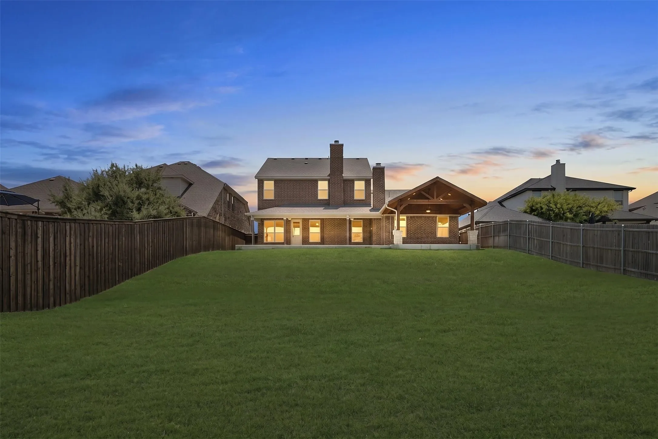 Single Family Residence For Sale in Tarrant County , 316 Bluffside Trail, Benbrook, Texas 76126, 4 Bedroom, 4 Bathroom, 2 Garage spaces, 3,176 Sqft, built in 2016, mls#21355111, Real Estate Agent in Benbrook, Homes For Sale in Tarrant county, Homes For Sale in Benbrook, Realtor in Benbrook Texas, Real Estate Brokerage Independent Realty Texas, Luminita Cordes Realtor