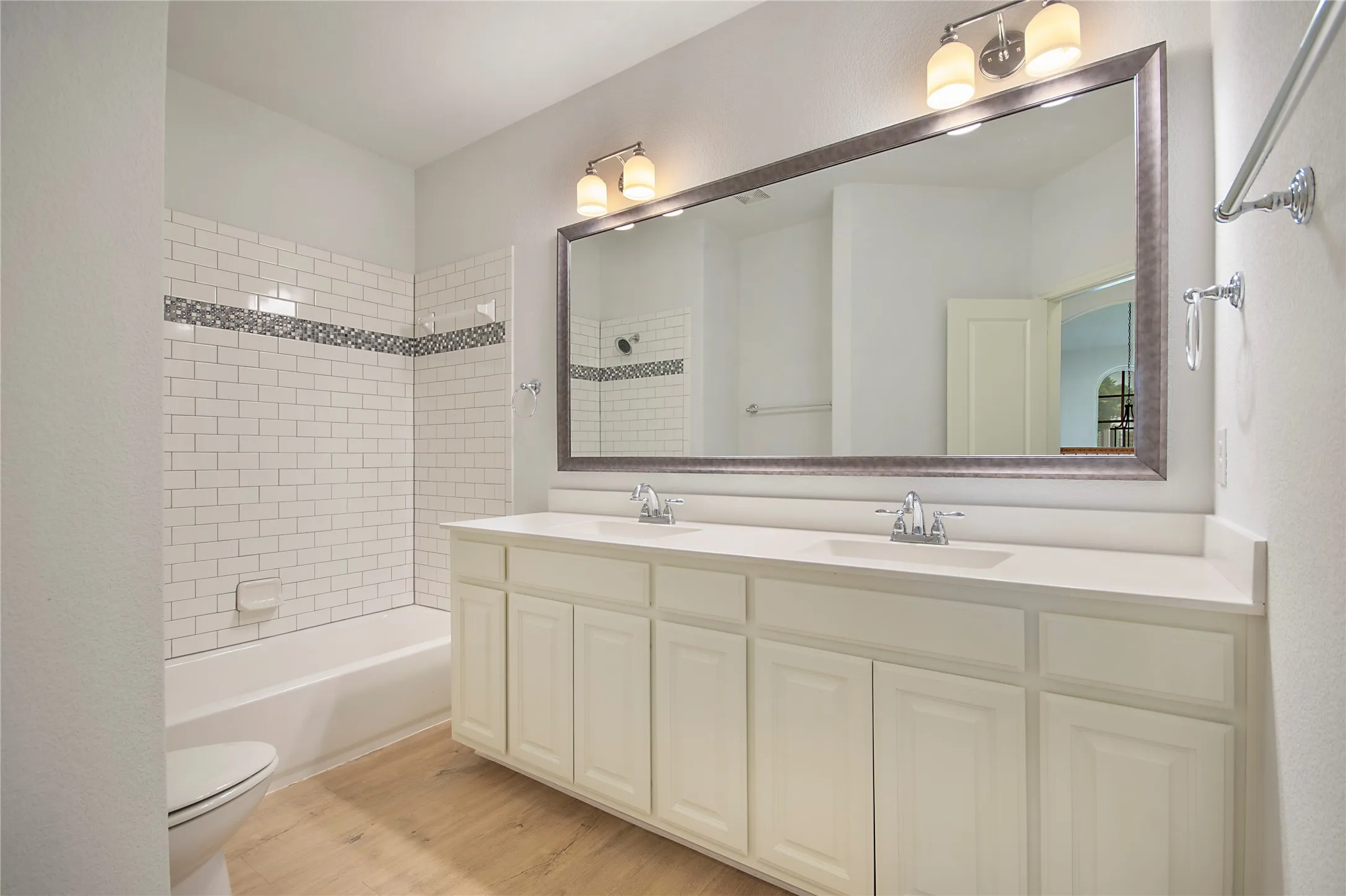 Single Family Residence For Sale in Tarrant County , 316 Bluffside Trail, Benbrook, Texas 76126, 4 Bedroom, 4 Bathroom, 2 Garage spaces, 3,176 Sqft, built in 2016, mls#21355111, Real Estate Agent in Benbrook, Homes For Sale in Tarrant county, Homes For Sale in Benbrook, Realtor in Benbrook Texas, Real Estate Brokerage Independent Realty Texas, Luminita Cordes Realtor