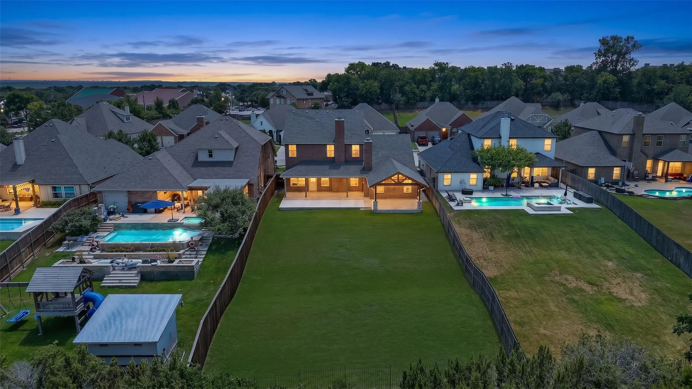 Single Family Residence For Sale in Tarrant County , 316 Bluffside Trail, Benbrook, Texas 76126, 4 Bedroom, 4 Bathroom, 2 Garage spaces, 3,176 Sqft, built in 2016, mls#21355111, Real Estate Agent in Benbrook, Homes For Sale in Tarrant county, Homes For Sale in Benbrook, Realtor in Benbrook Texas, Real Estate Brokerage Independent Realty Texas, Luminita Cordes Realtor