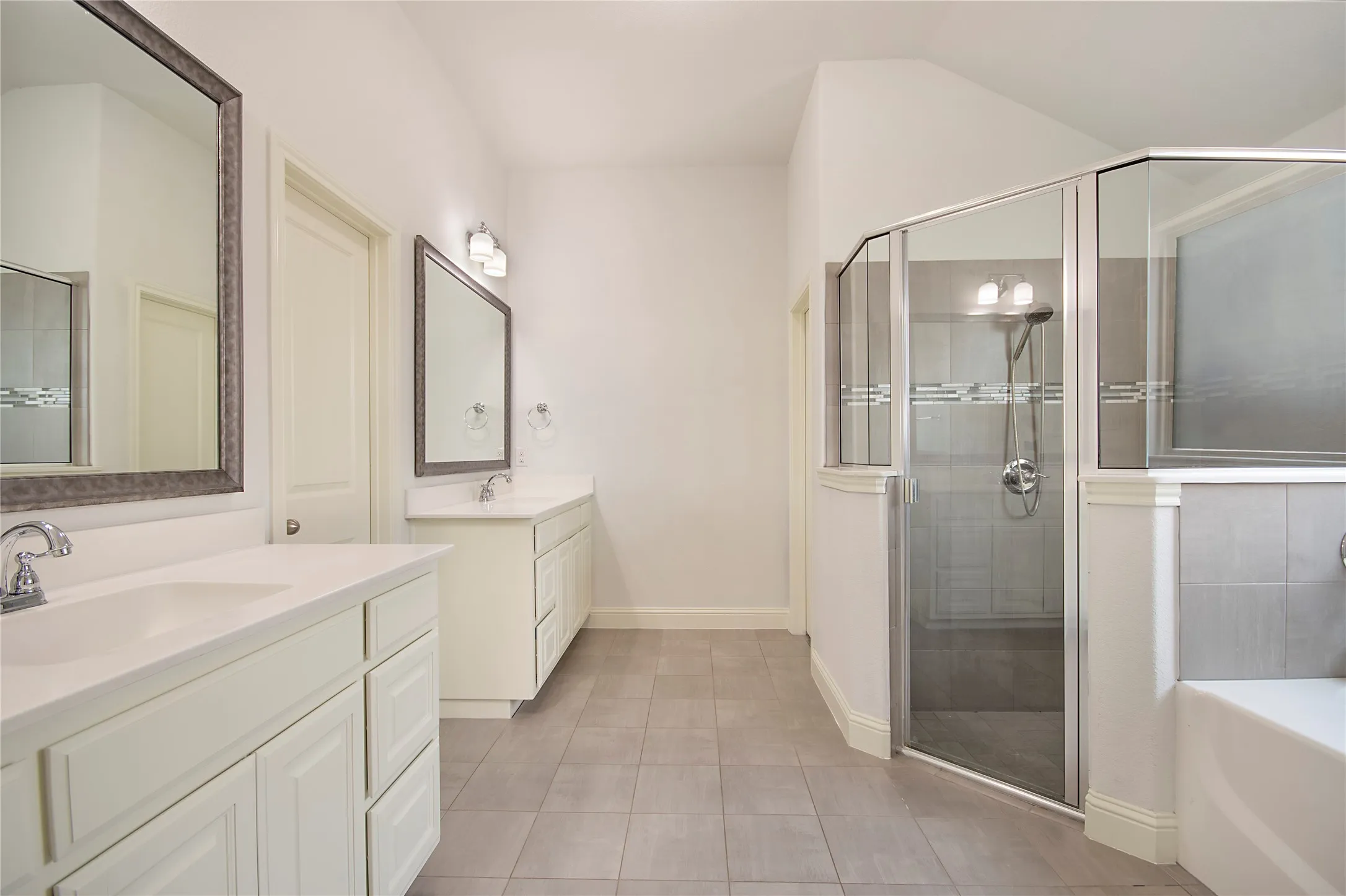 Single Family Residence For Sale in Tarrant County , 316 Bluffside Trail, Benbrook, Texas 76126, 4 Bedroom, 4 Bathroom, 2 Garage spaces, 3,176 Sqft, built in 2016, mls#21355111, Real Estate Agent in Benbrook, Homes For Sale in Tarrant county, Homes For Sale in Benbrook, Realtor in Benbrook Texas, Real Estate Brokerage Independent Realty Texas, Luminita Cordes Realtor