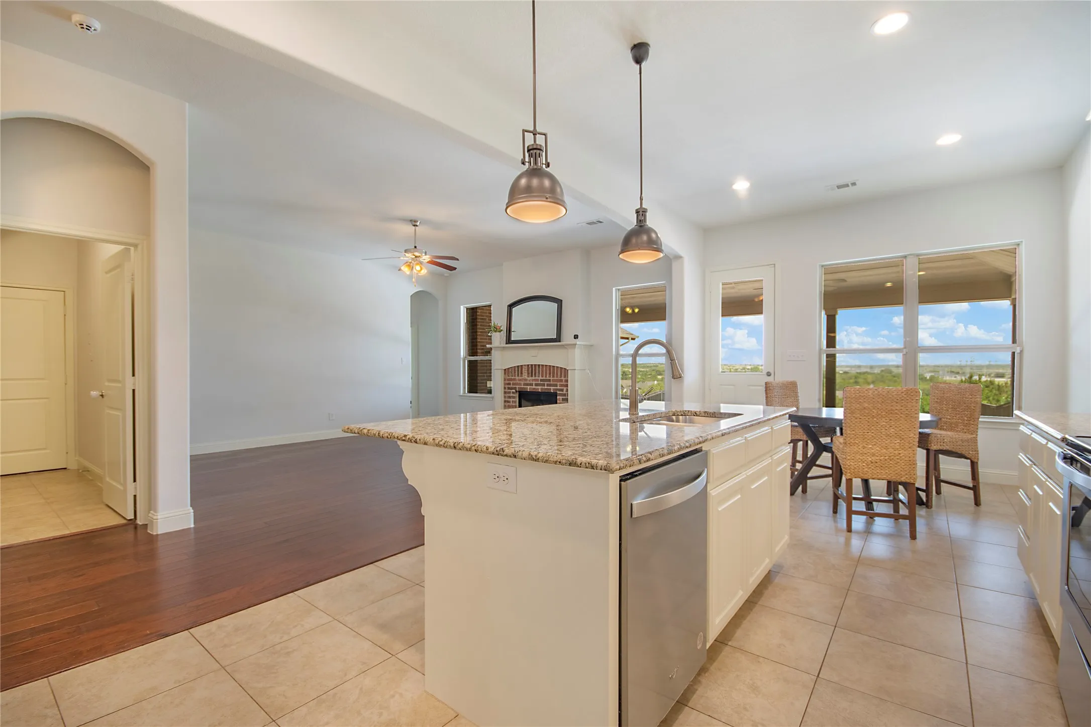 Single Family Residence For Sale in Tarrant County , 316 Bluffside Trail, Benbrook, Texas 76126, 4 Bedroom, 4 Bathroom, 2 Garage spaces, 3,176 Sqft, built in 2016, mls#21355111, Real Estate Agent in Benbrook, Homes For Sale in Tarrant county, Homes For Sale in Benbrook, Realtor in Benbrook Texas, Real Estate Brokerage Independent Realty Texas, Luminita Cordes Realtor