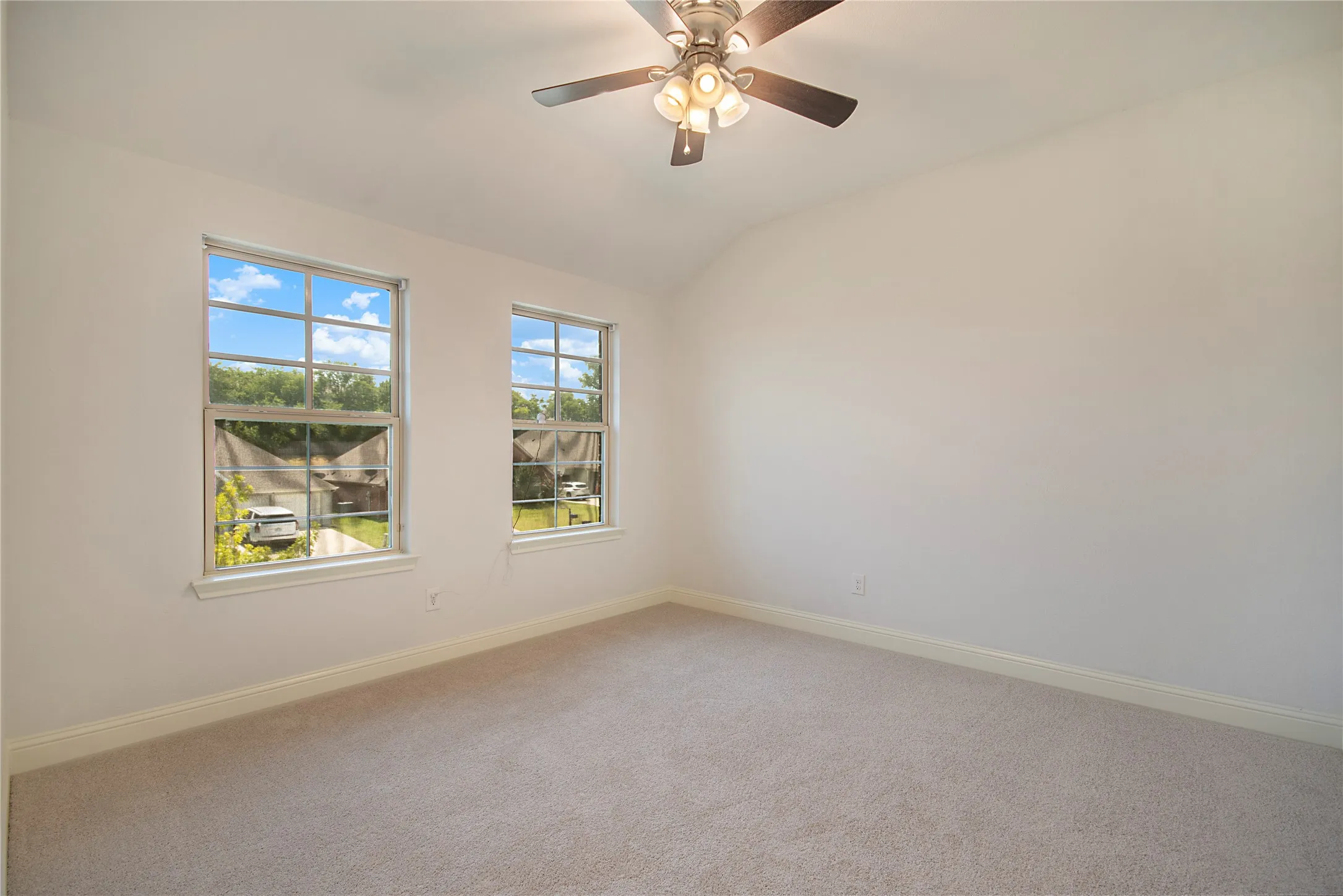 Single Family Residence For Sale in Tarrant County , 316 Bluffside Trail, Benbrook, Texas 76126, 4 Bedroom, 4 Bathroom, 2 Garage spaces, 3,176 Sqft, built in 2016, mls#21355111, Real Estate Agent in Benbrook, Homes For Sale in Tarrant county, Homes For Sale in Benbrook, Realtor in Benbrook Texas, Real Estate Brokerage Independent Realty Texas, Luminita Cordes Realtor