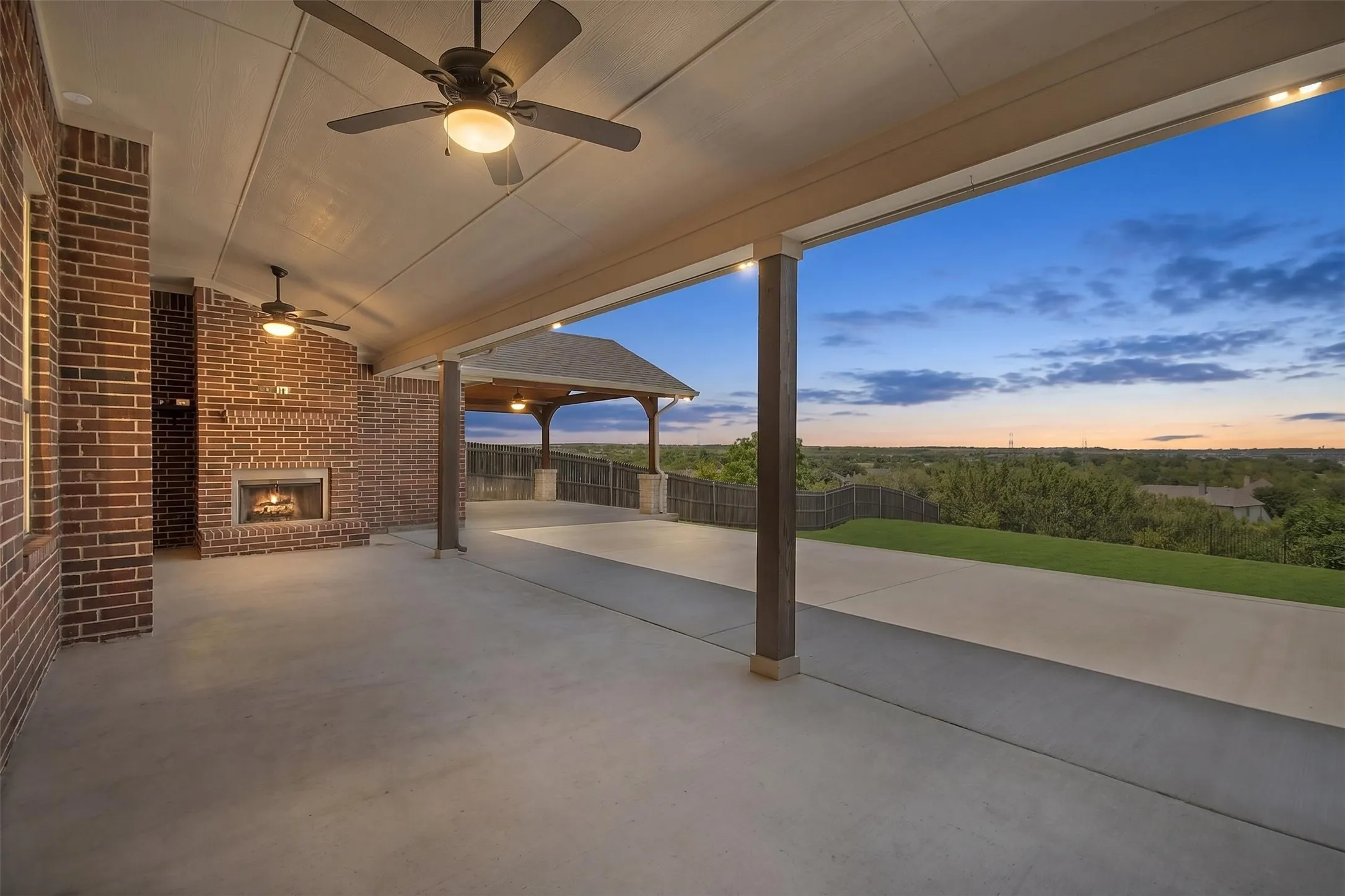 Single Family Residence For Sale in Tarrant County , 316 Bluffside Trail, Benbrook, Texas 76126, 4 Bedroom, 4 Bathroom, 2 Garage spaces, 3,176 Sqft, built in 2016, mls#21355111, Real Estate Agent in Benbrook, Homes For Sale in Tarrant county, Homes For Sale in Benbrook, Realtor in Benbrook Texas, Real Estate Brokerage Independent Realty Texas, Luminita Cordes Realtor