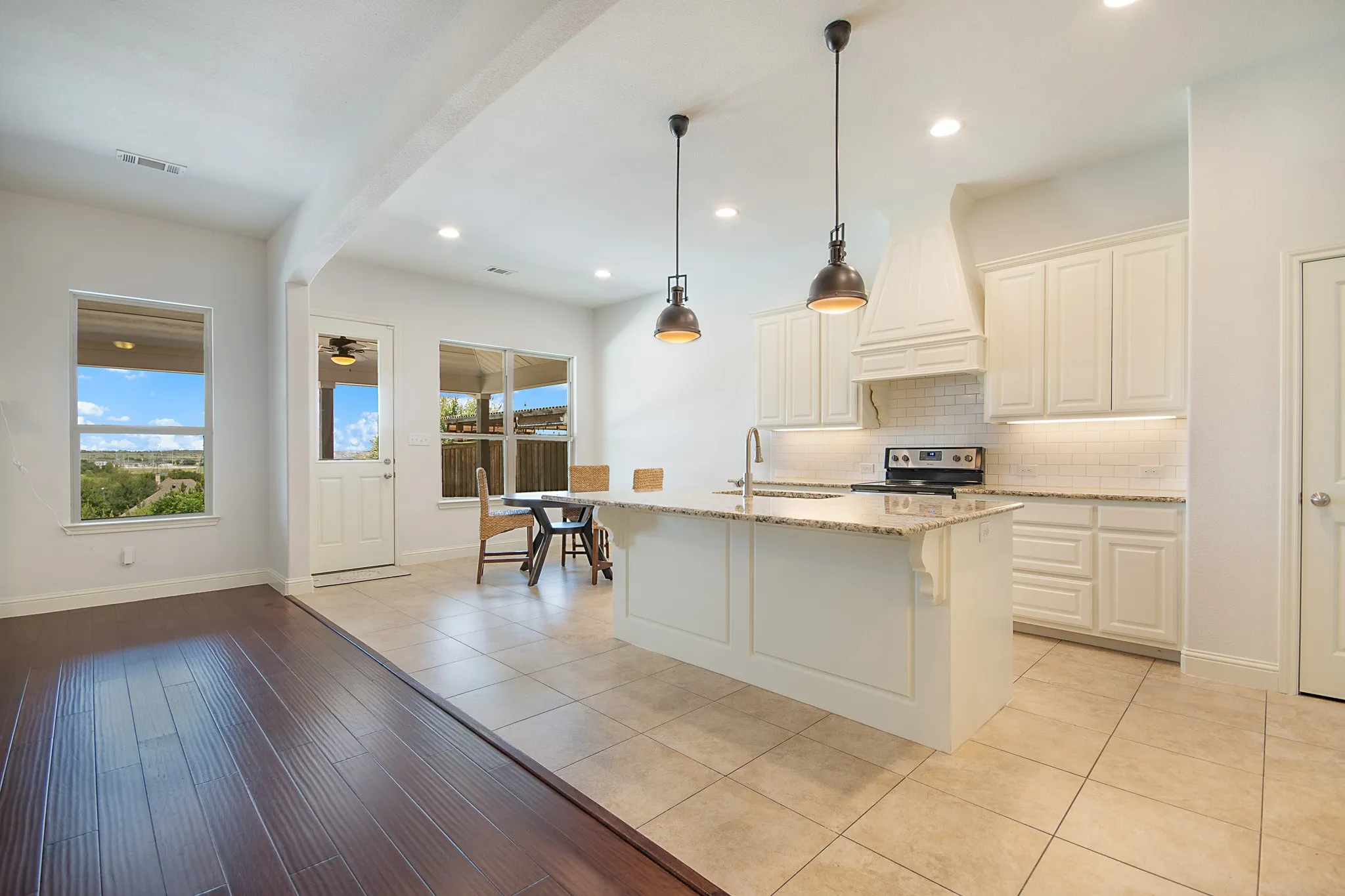 Single Family Residence For Sale in Tarrant County , 316 Bluffside Trail, Benbrook, Texas 76126, 4 Bedroom, 4 Bathroom, 2 Garage spaces, 3,176 Sqft, built in 2016, mls#21355111, Real Estate Agent in Benbrook, Homes For Sale in Tarrant county, Homes For Sale in Benbrook, Realtor in Benbrook Texas, Real Estate Brokerage Independent Realty Texas, Luminita Cordes Realtor