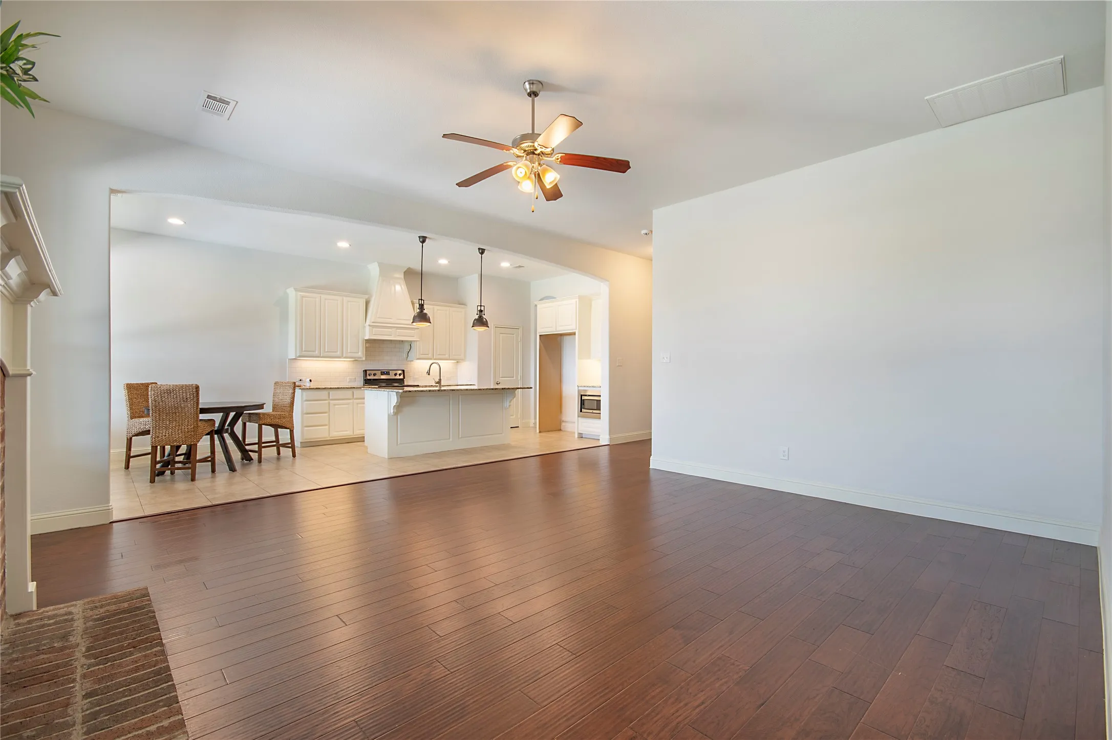 Single Family Residence For Sale in Tarrant County , 316 Bluffside Trail, Benbrook, Texas 76126, 4 Bedroom, 4 Bathroom, 2 Garage spaces, 3,176 Sqft, built in 2016, mls#21355111, Real Estate Agent in Benbrook, Homes For Sale in Tarrant county, Homes For Sale in Benbrook, Realtor in Benbrook Texas, Real Estate Brokerage Independent Realty Texas, Luminita Cordes Realtor